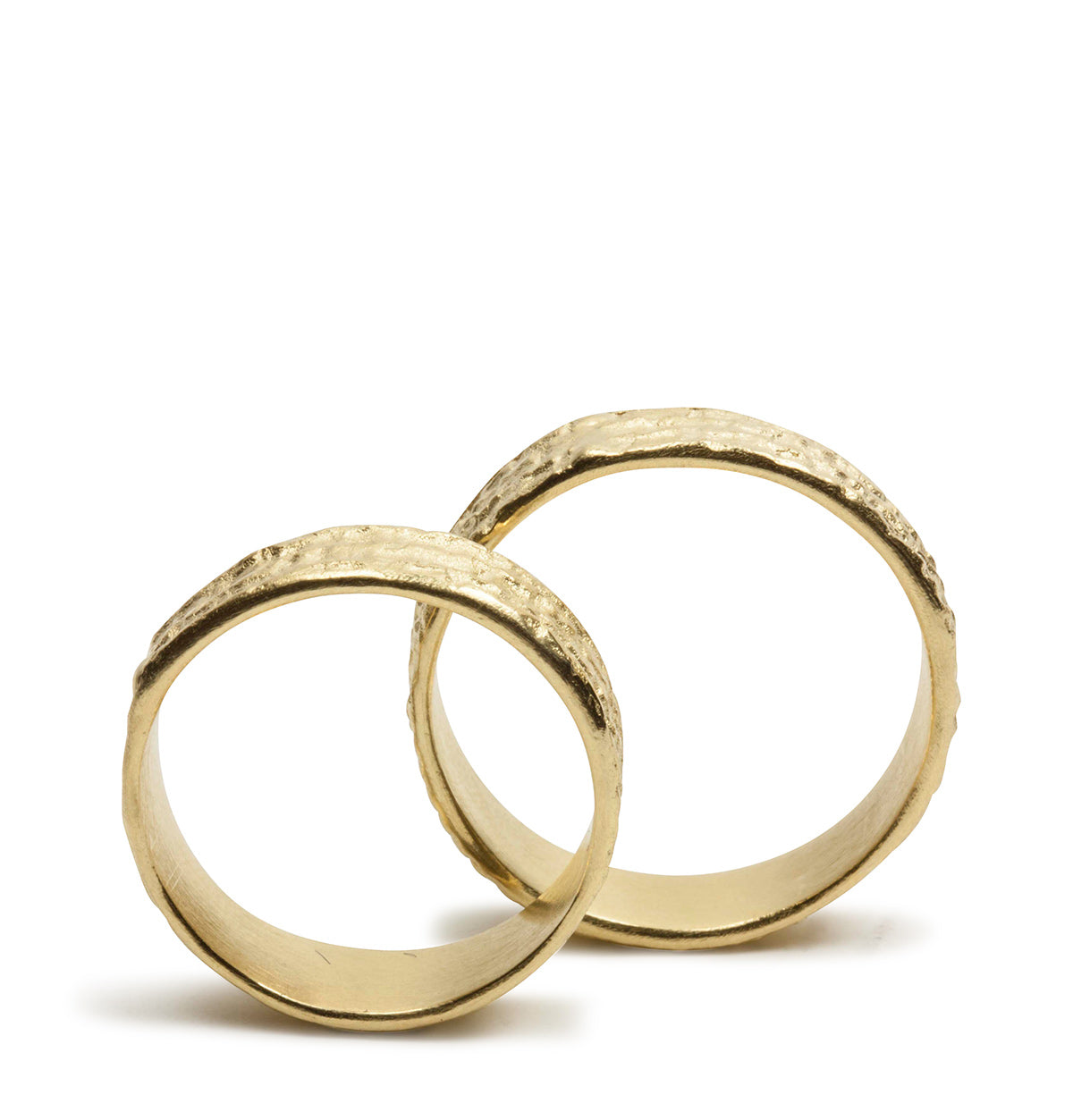 Flache 750 Gold Trauringe mit gehämmerter Oberfläche