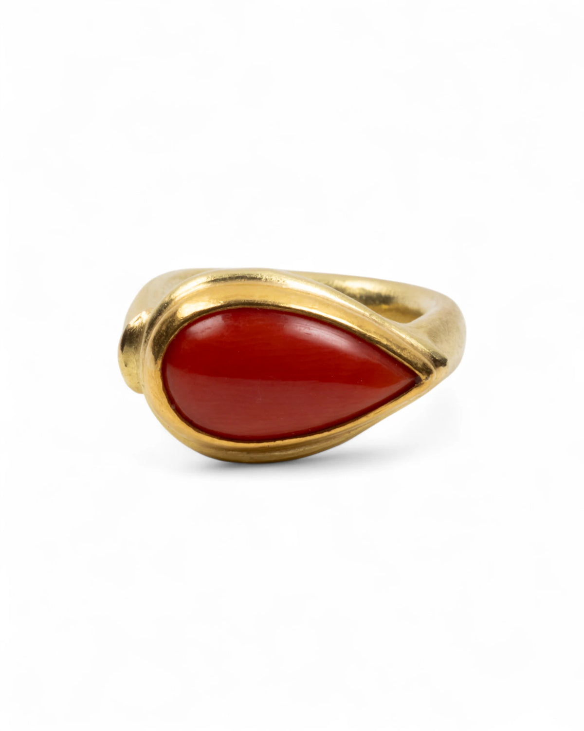 750 Goldring mit roter Koralle (2,60 ct) in Tropfenform