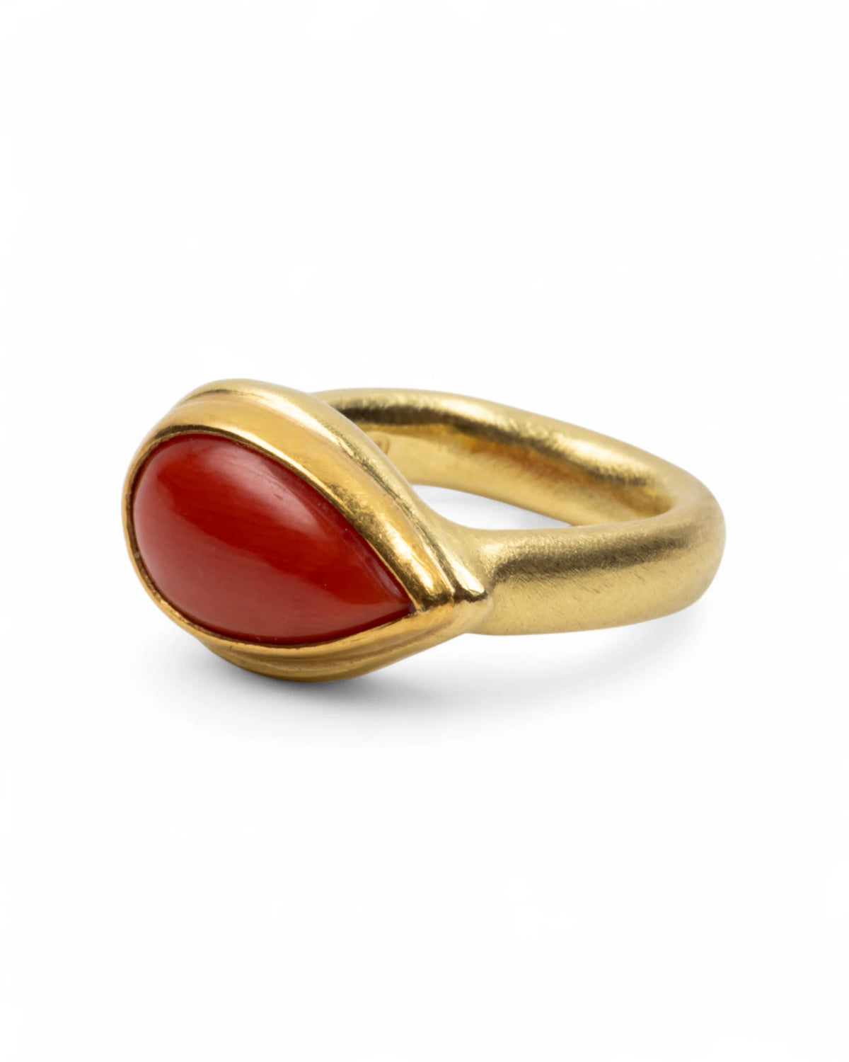 750 Goldring mit roter Koralle (2,60 ct) in Tropfenform