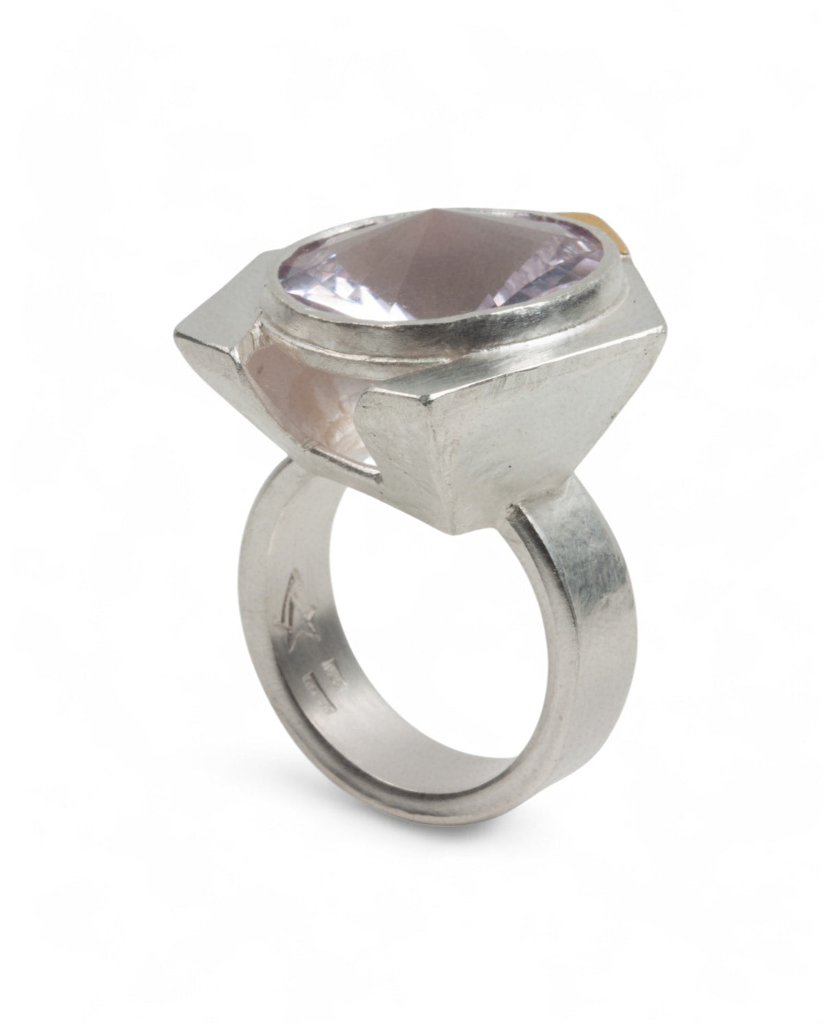 Großer 925 Silberring mit fliederfarbenen Amethyst - Goldschmiede Krack - Trauringe & Unikatschmuck aus Deidesheim