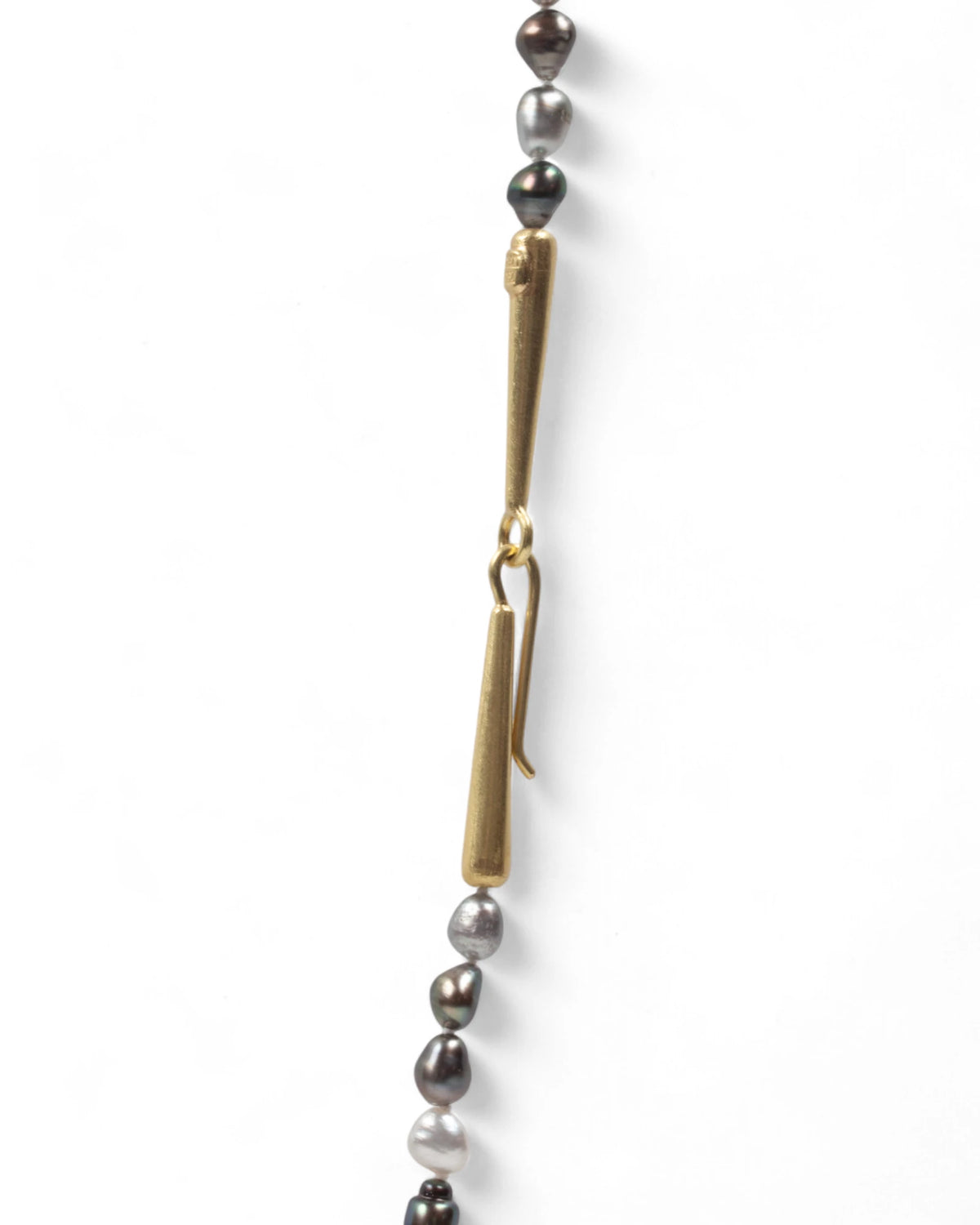 Halskette mit weiß/silbernen/grauen Tahiti-Keshi-Zuchtperlen mit 750 Gold-Häkchenverschluss - Goldschmiede Krack - Trauringe & Unikatschmuck aus Deidesheim