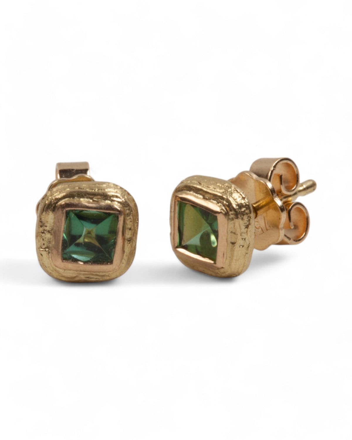 Quadratische Ohrstecker aus 750 Gold mit Edelsteinen
