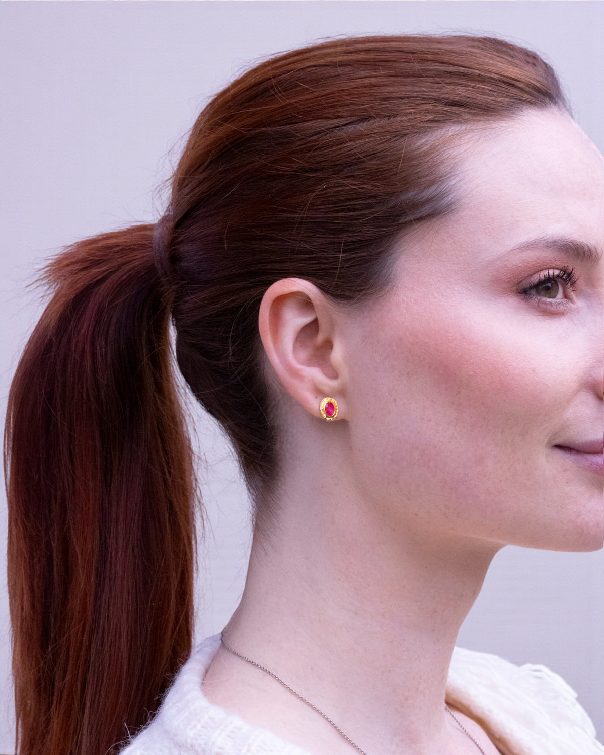 Kleine 750 Goldohrstecker "Nugget-Struktur" mit Rubin (0.86 ct) - Goldschmiede Krack - Trauringe & Unikatschmuck aus Deidesheim