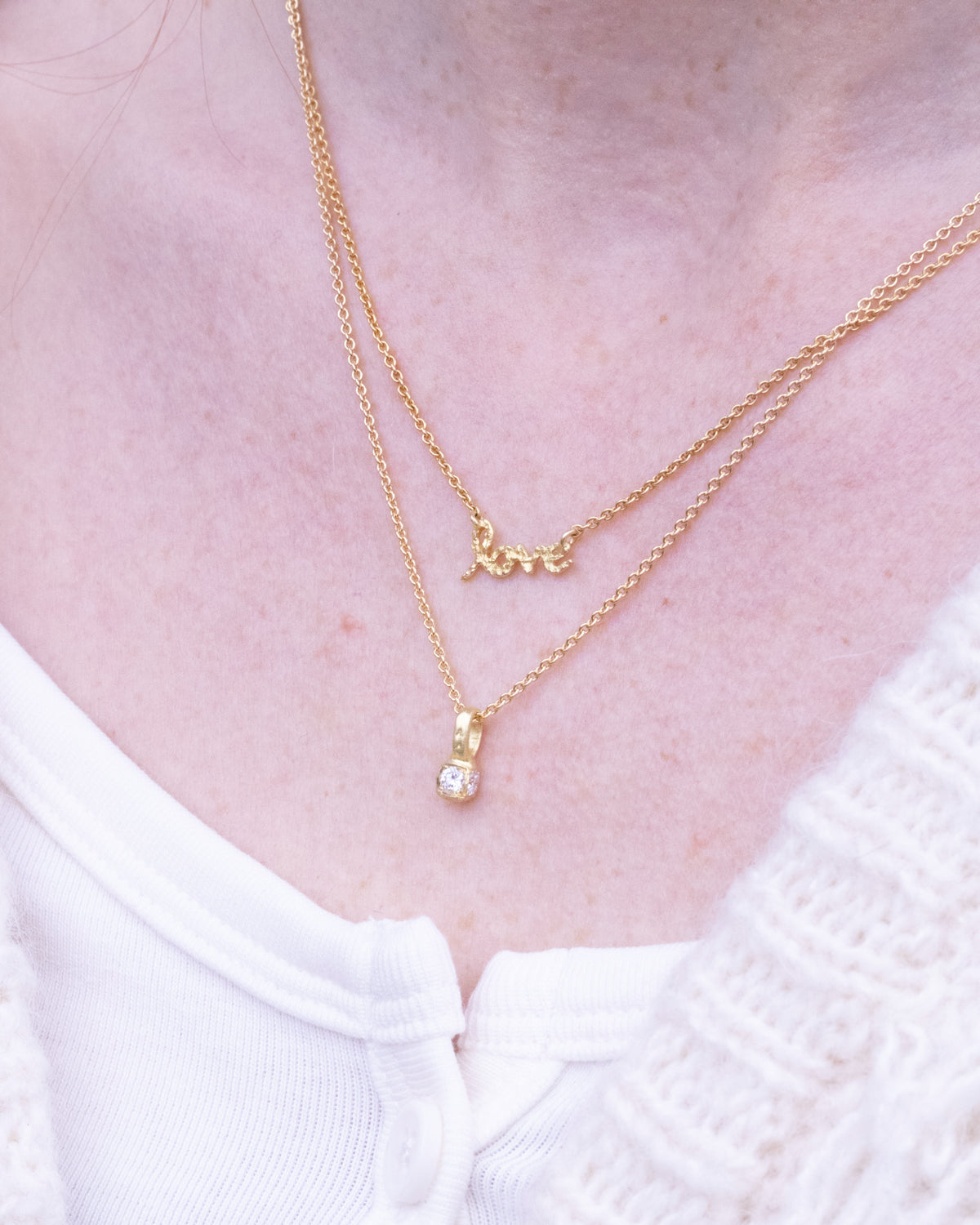 Feine Love 750 Gold Halskette mit Nugget-Struktur - Goldschmiede Krack - Trauringe & Unikatschmuck aus Deidesheim