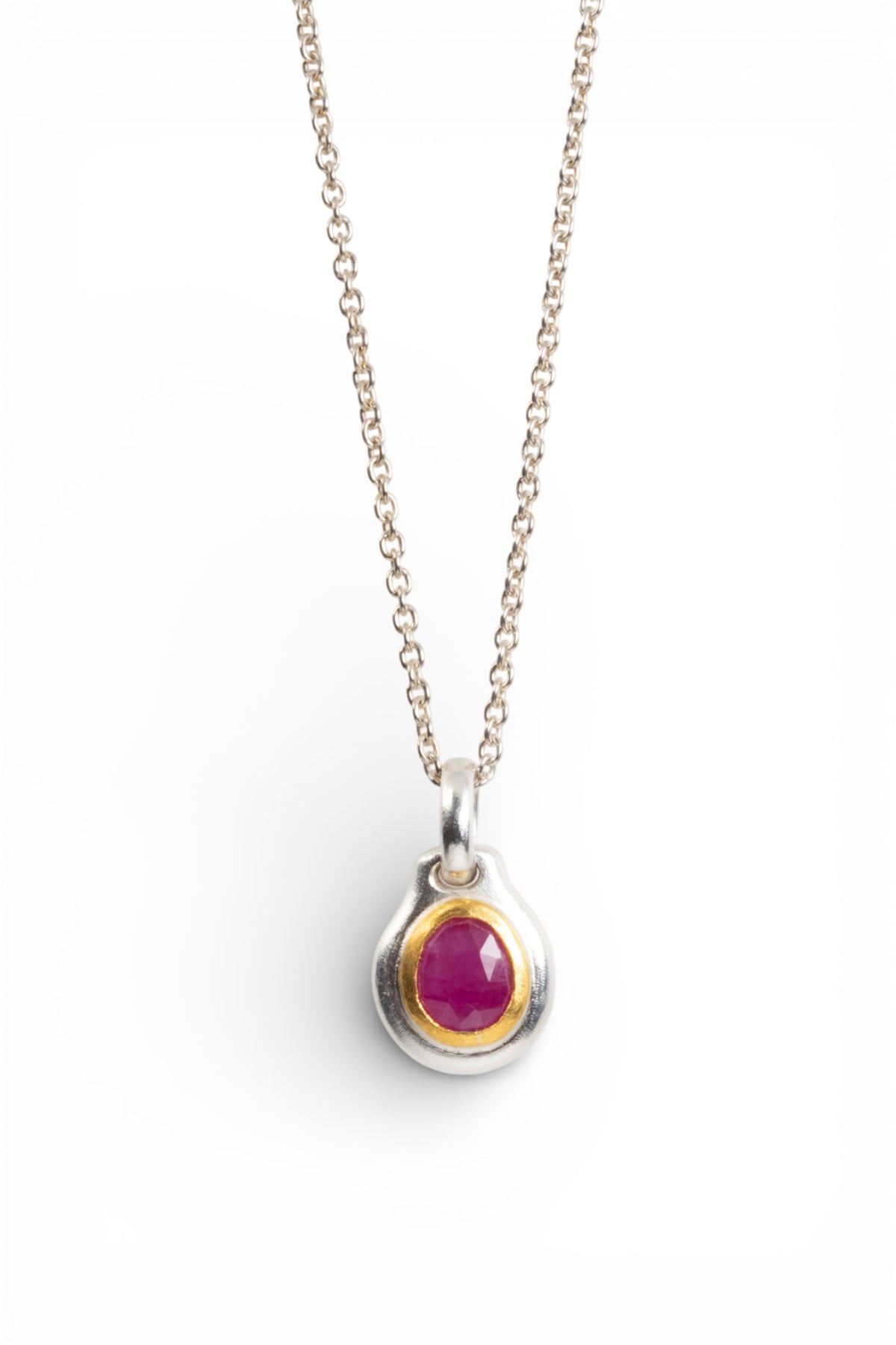 Rubin-Anhänger aus 925 Silber mit Goldfassung - Bundle mit Kette - Goldschmiede Krack - Trauringe & Unikatschmuck aus Deidesheim