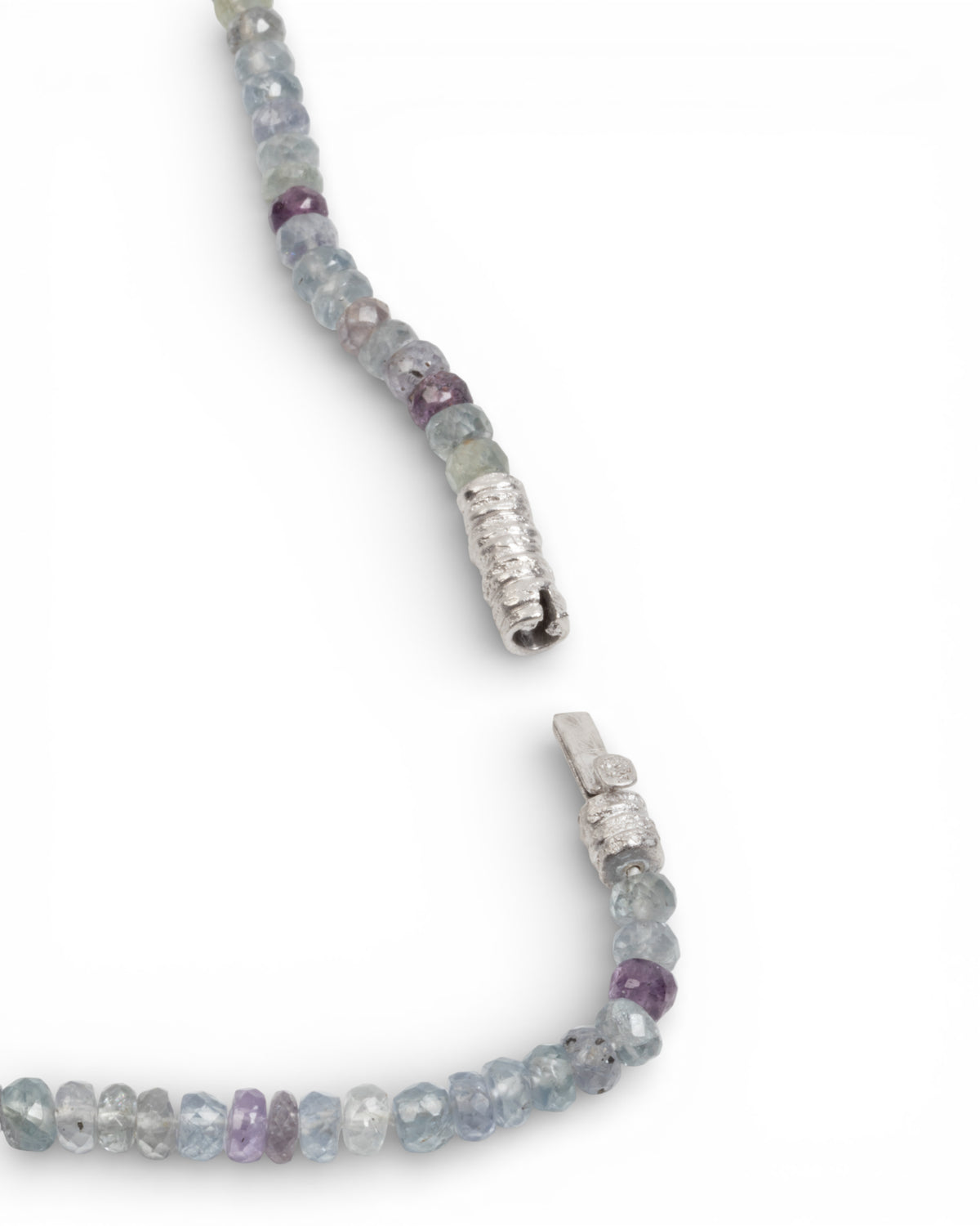 Graue Saphir-Halskette mit 750 Weißgold-Schloss - Goldschmiede Krack - Trauringe & Unikatschmuck aus Deidesheim