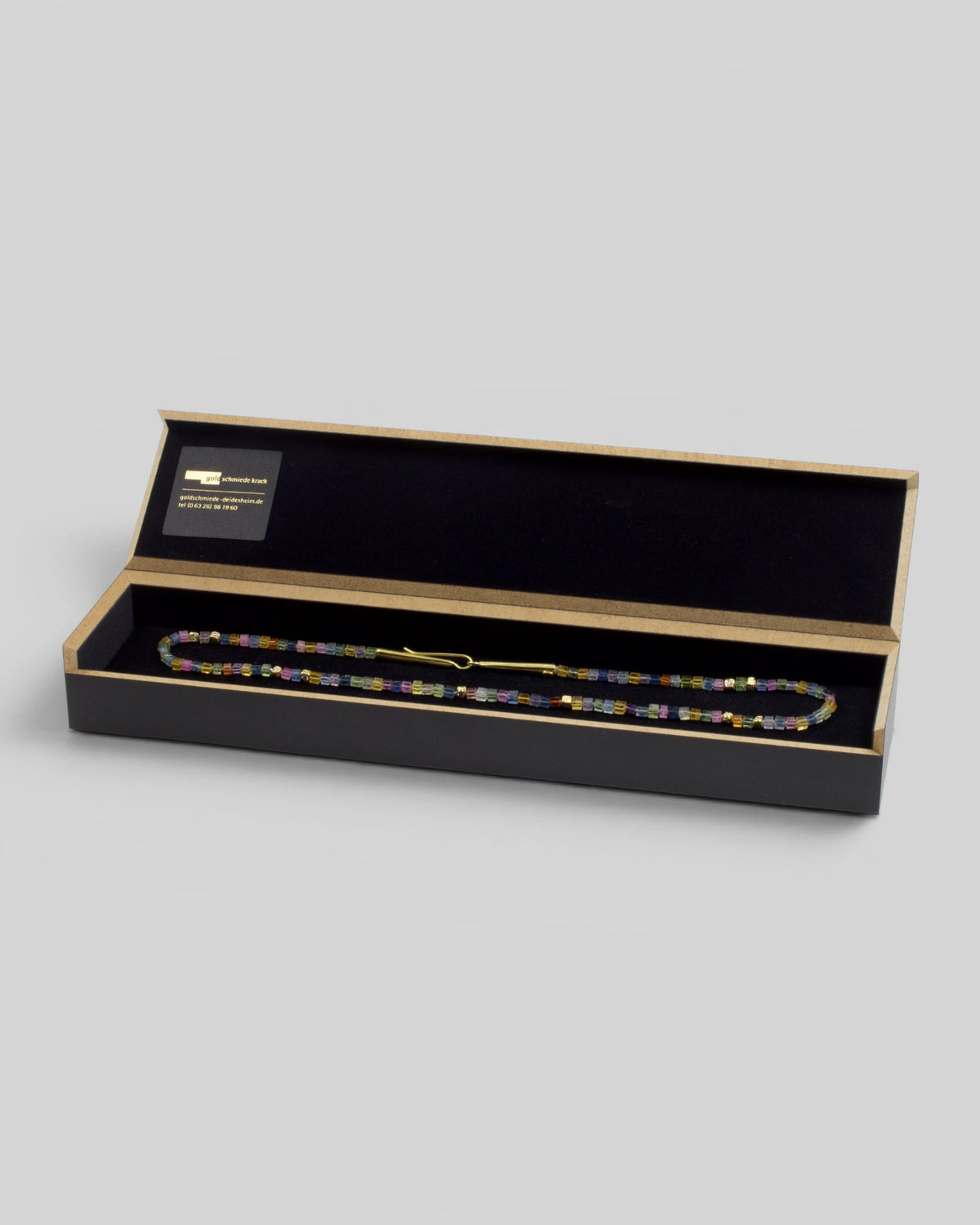 Bunte Saphirkette mit 750 Goldwürfeln und LGD-Brillanten (0,4 ct)