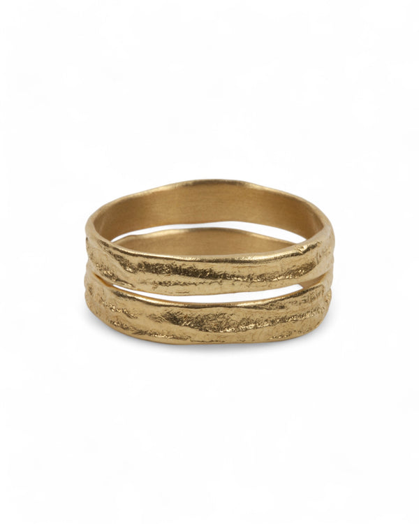 Zwei 750 Goldringe mit Struktur - Goldschmiede Krack - Trauringe & Unikatschmuck aus Deidesheim