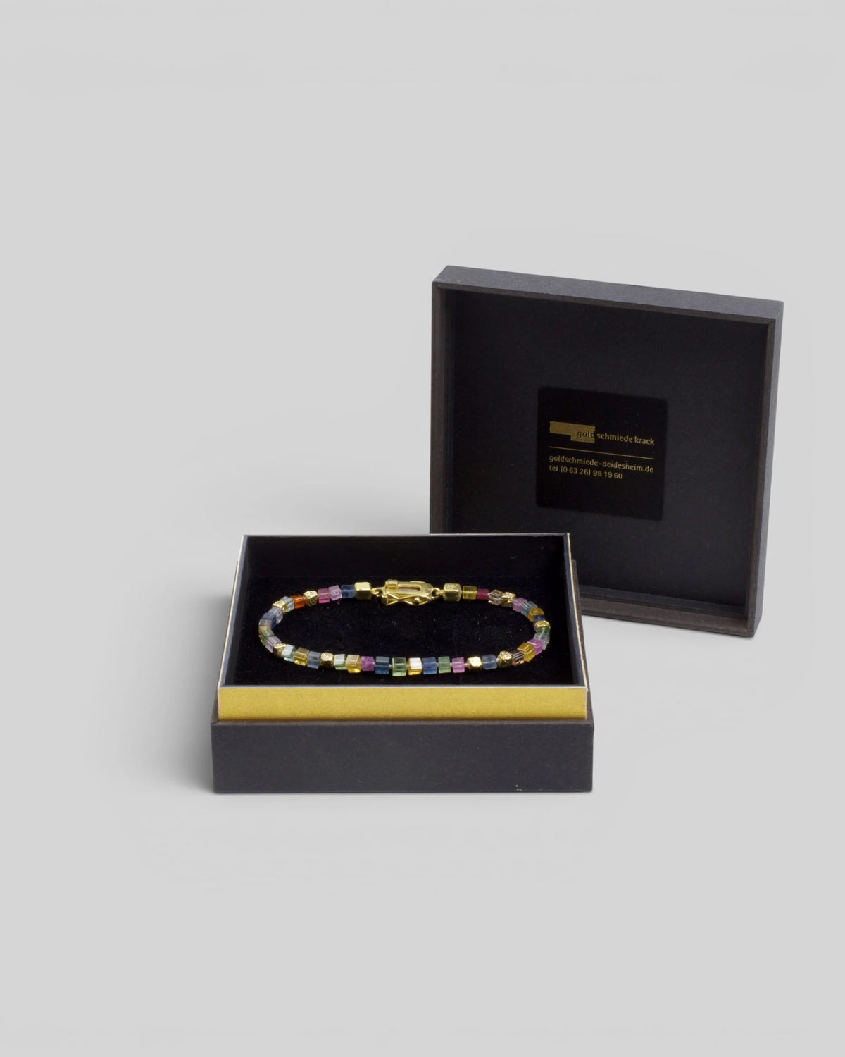 Buntes Saphirarmband mit 750 Goldwürfeln und LGD-Brillanten