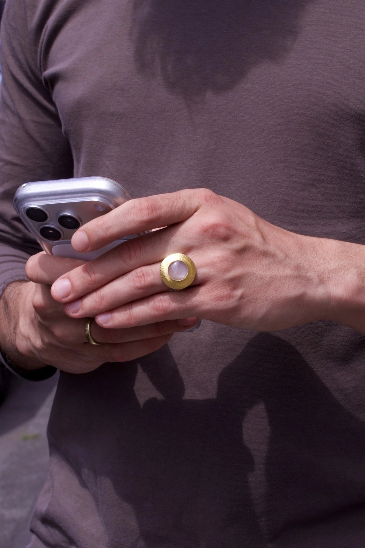 Modell trägt 925 Silberring mit weißem Mondstein (7,9 ct) und 999 Feingold-Fassung
