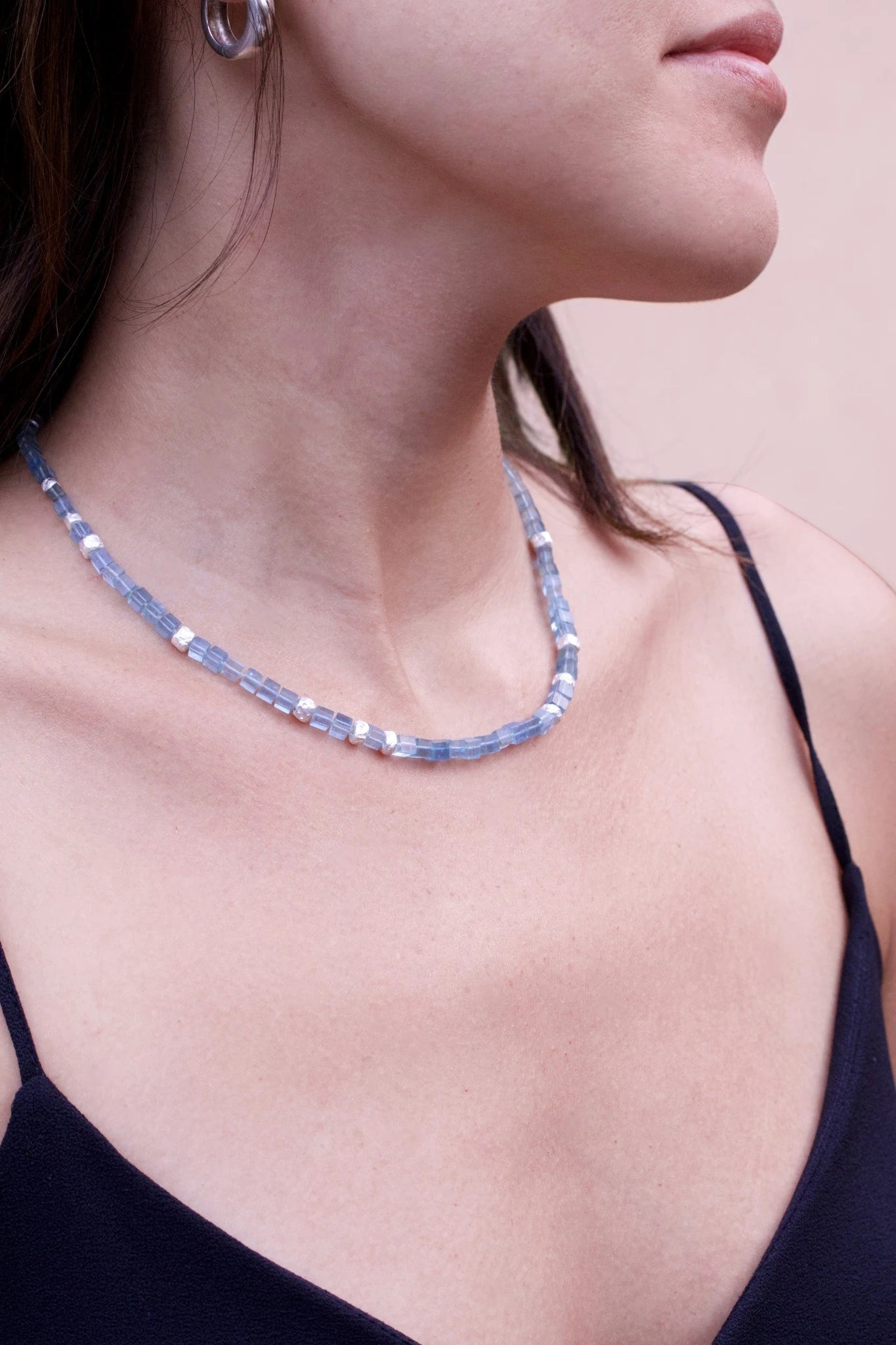 Aquamarinkette mit 925 Silberwürfeln und Kastenschloss, Gesamtansicht der Halskette im blauen Verlauf