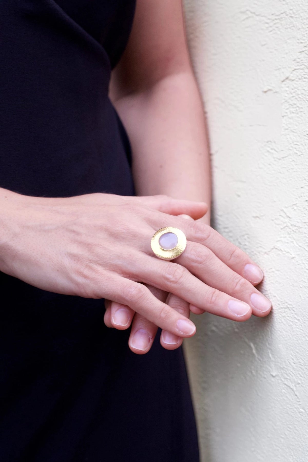 925 Silberring mit weißem Mondstein (7,9 ct) und 999 Feingold-Fassung