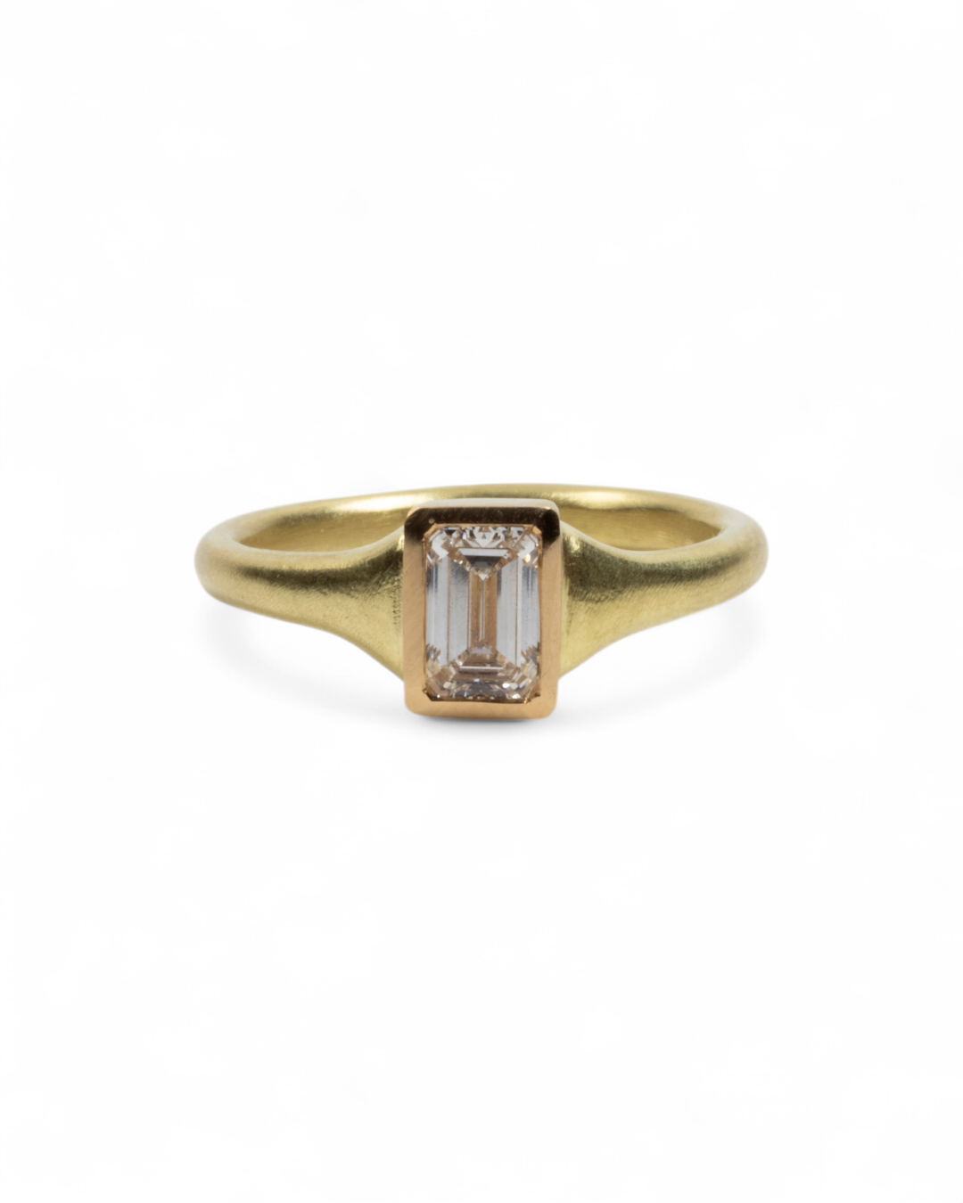 Zierlicher 750 Goldring mit Lab-grown Emerald Cut Diamant (0,78 ct) - Goldschmiede Krack