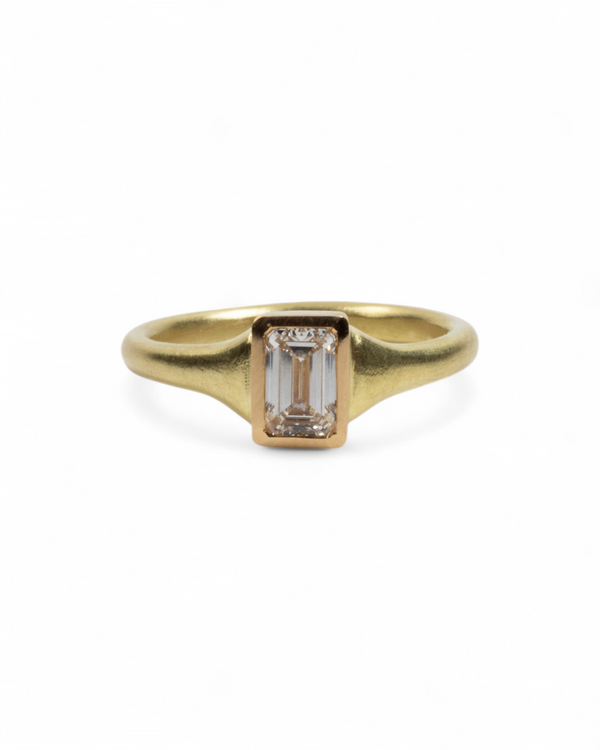 Zierlicher 750 Goldring mit Lab-grown Emerald Cut Diamant (0,78 ct) - Goldschmiede Krack