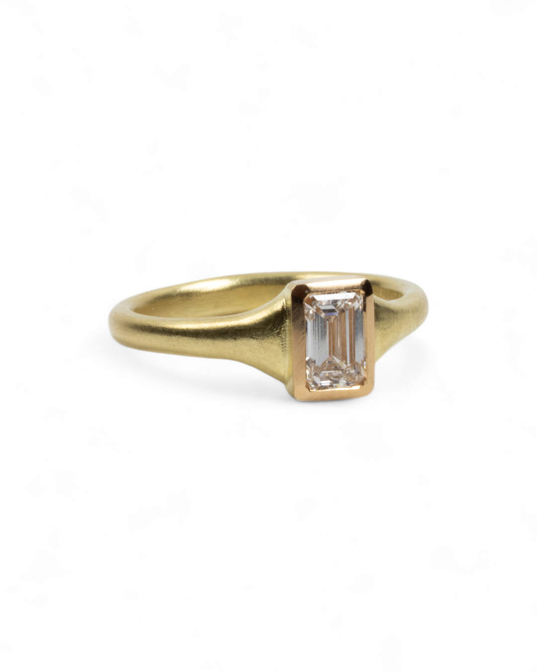 Zierlicher 750 Goldring mit Lab-grown Emerald Cut Diamant (0,78 ct) - Goldschmiede Krack