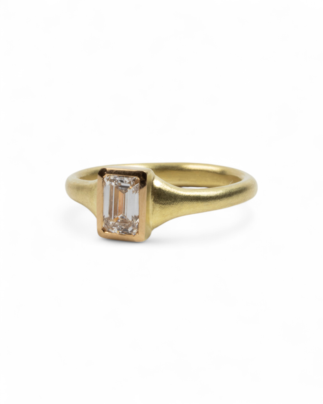 Zierlicher 750 Goldring mit Lab-grown Emerald Cut Diamant (0,78 ct) - Goldschmiede Krack