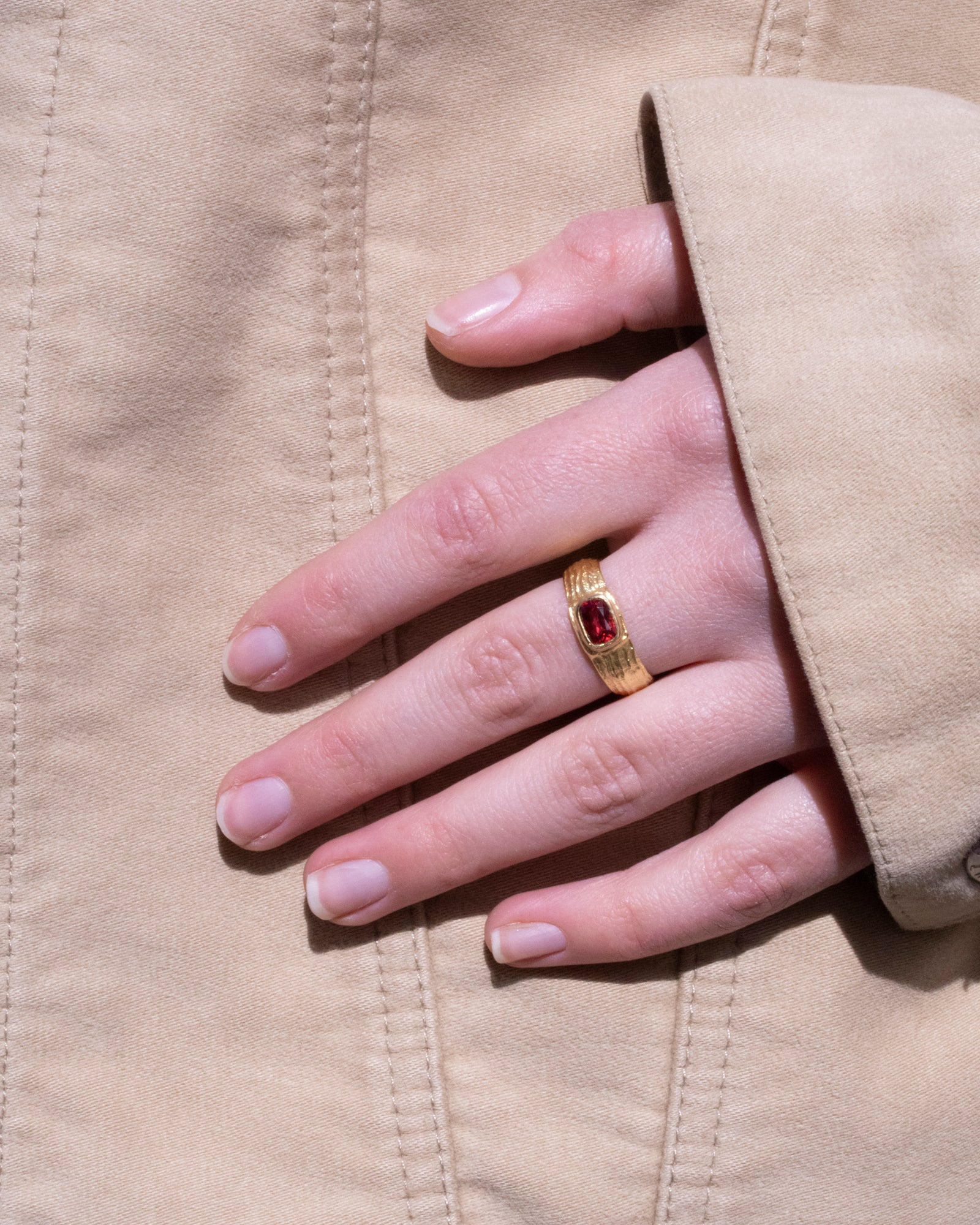 750 Gelbgold Ring mit Spinell (0,68 ct) - Goldschmiede Krack