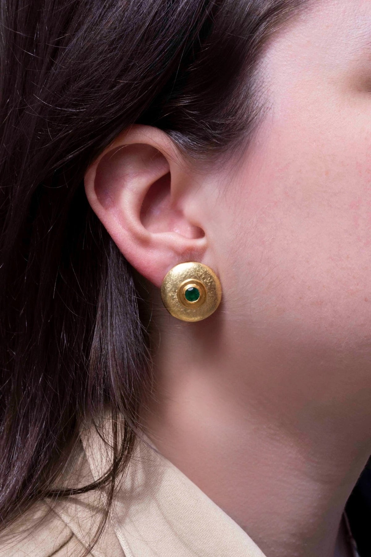 750 Gold Ohrclips mit grünem Smaragd (1,38 ct) - Goldschmiede Krack