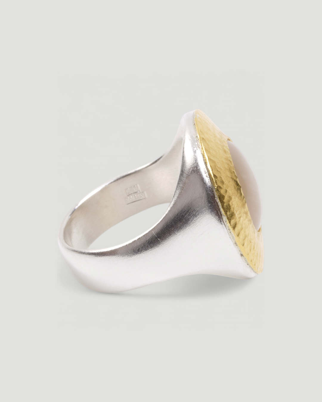 925 Silberring mit weißem Mondstein (7,9 ct) und 999 Feingold-Fassung - Goldschmiede Krack