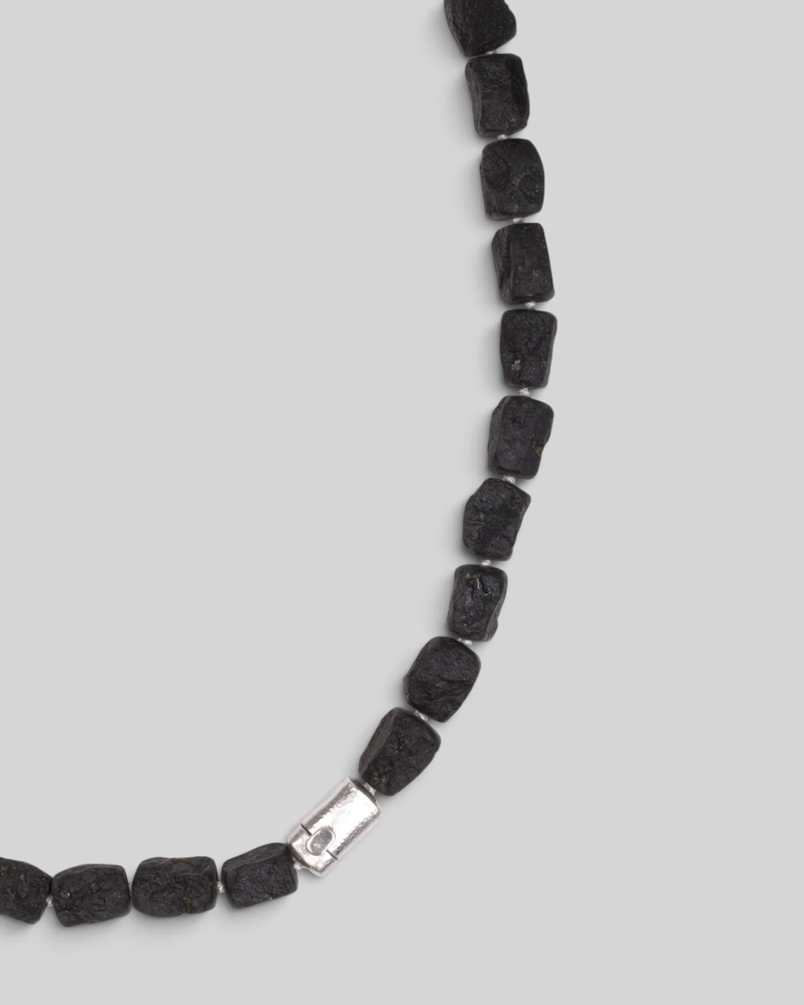 Schwarze Basaltkette mit Kastenschloss aus 750 Weißgold