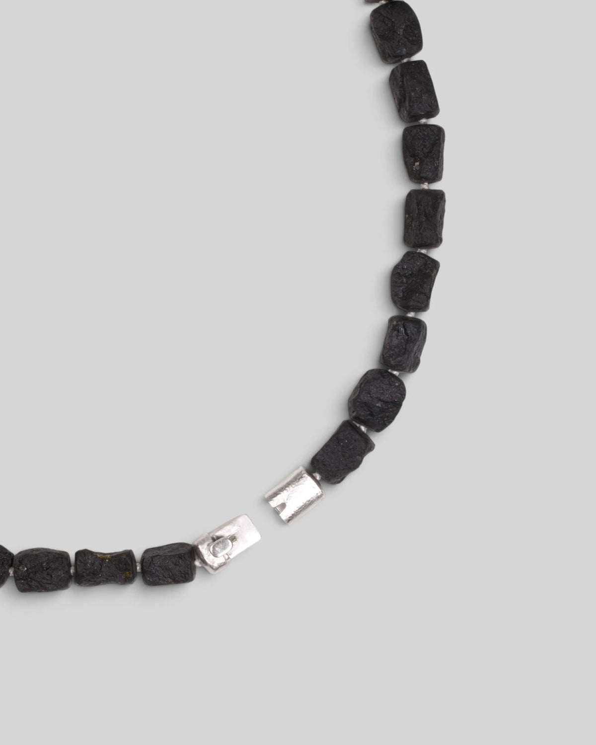 Schwarze Basaltkette mit Kastenschloss aus 750 Weißgold