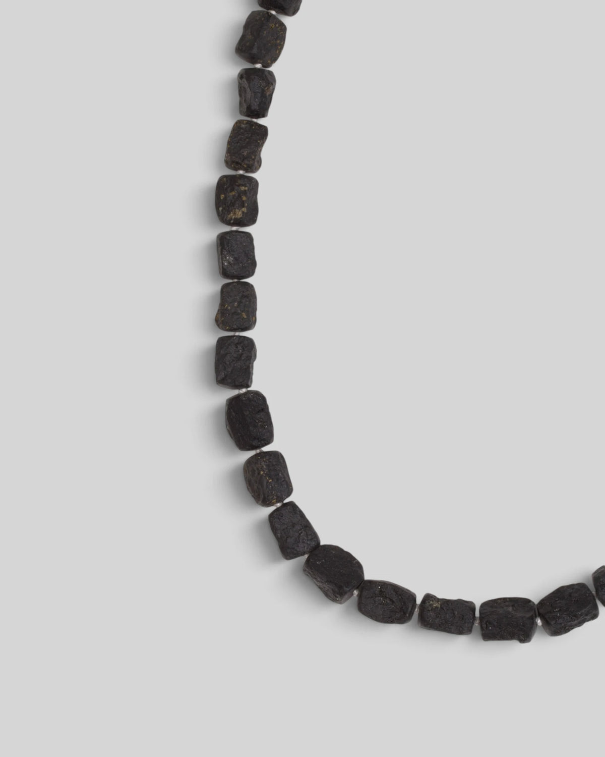 Schwarze Basaltkette mit Kastenschloss aus 750 Weißgold