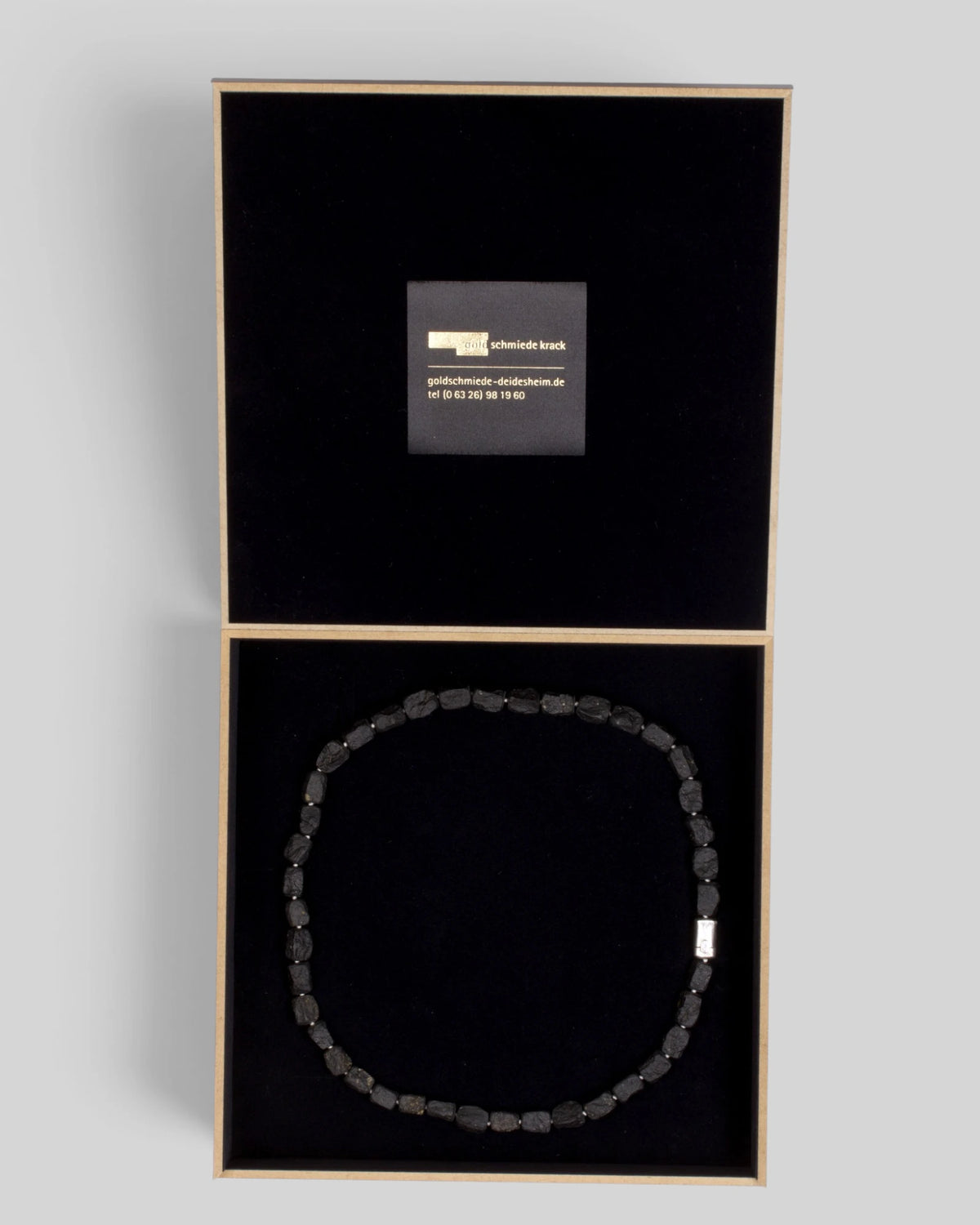 Schwarze Basaltkette mit Kastenschloss aus 750 Weißgold