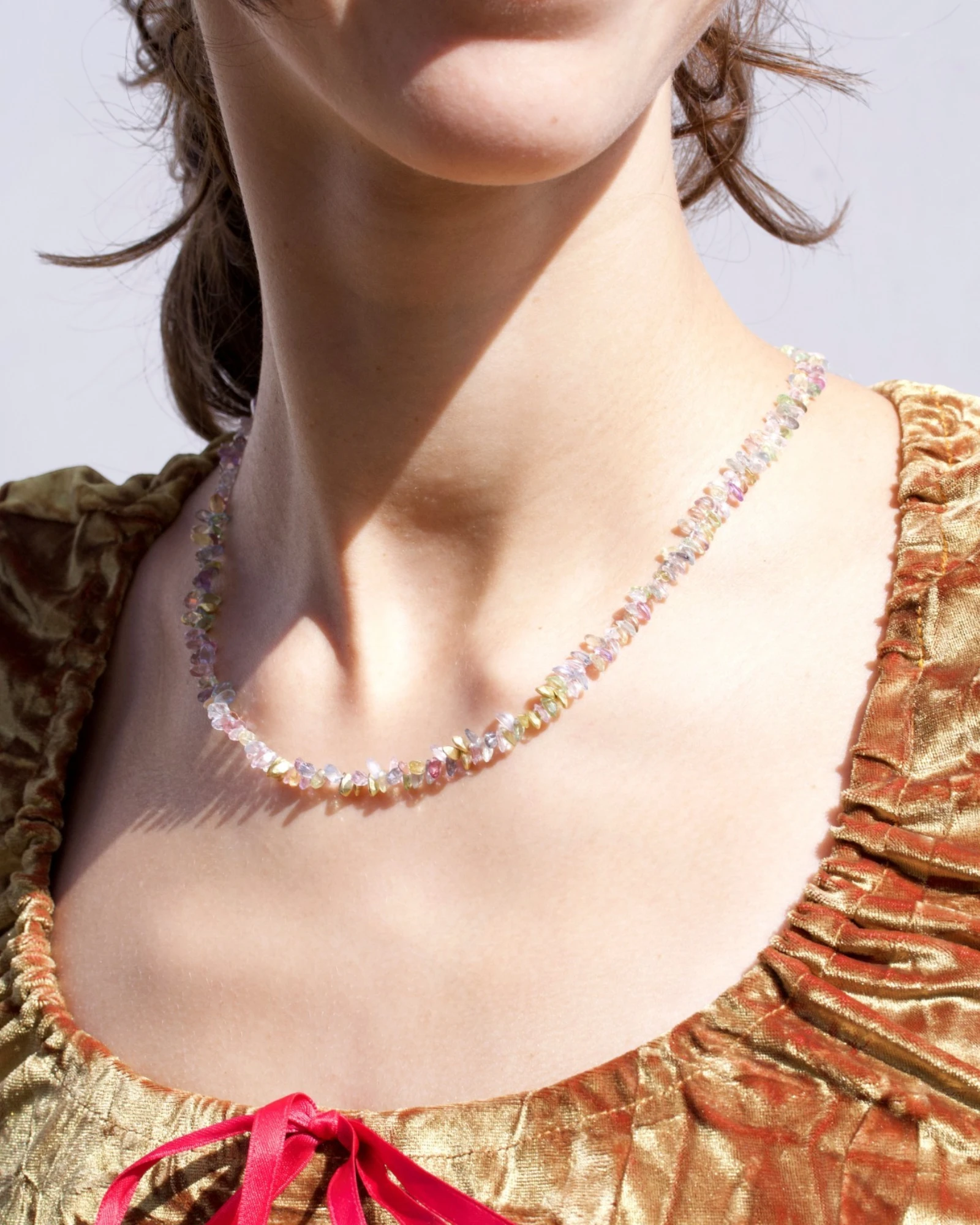 Bunte Saphirkette (86 ct) mit 750 Goldelementen, Gesamtansicht mit Häkchenverschluss
