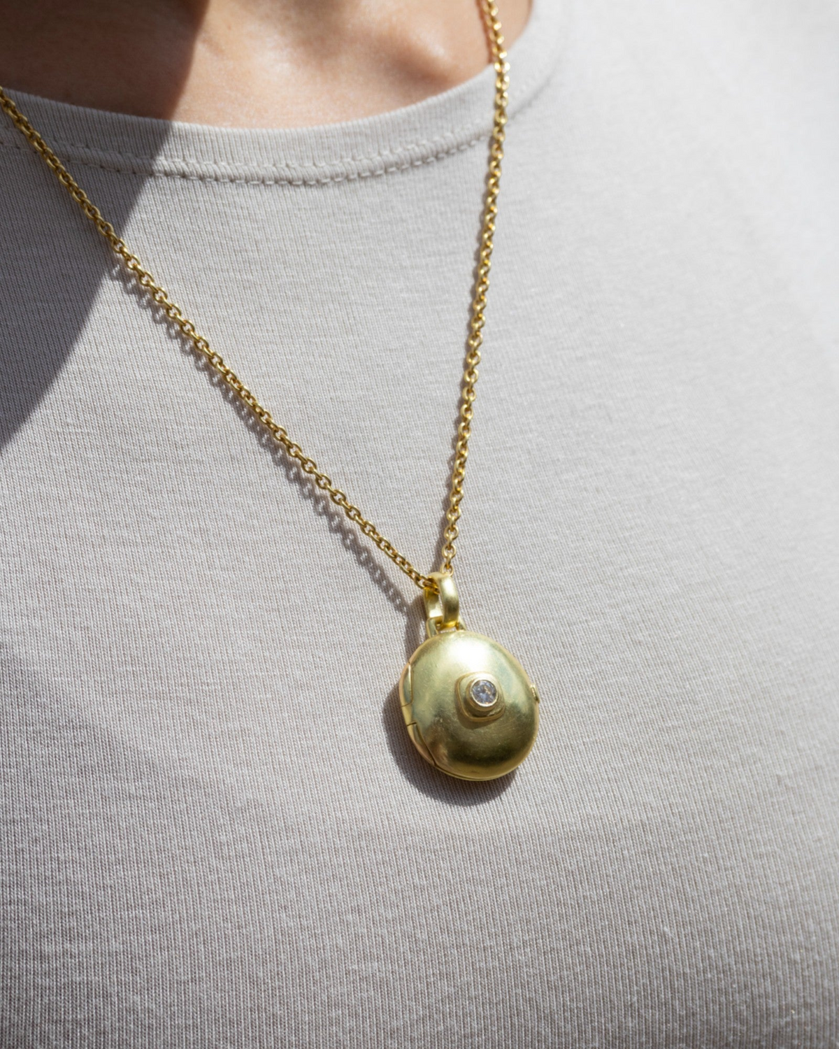 Klassisches 750 Goldmedaillon mit Brillant (0.30 ct) - Goldschmiede Krack - Trauringe & Unikatschmuck aus Deidesheim