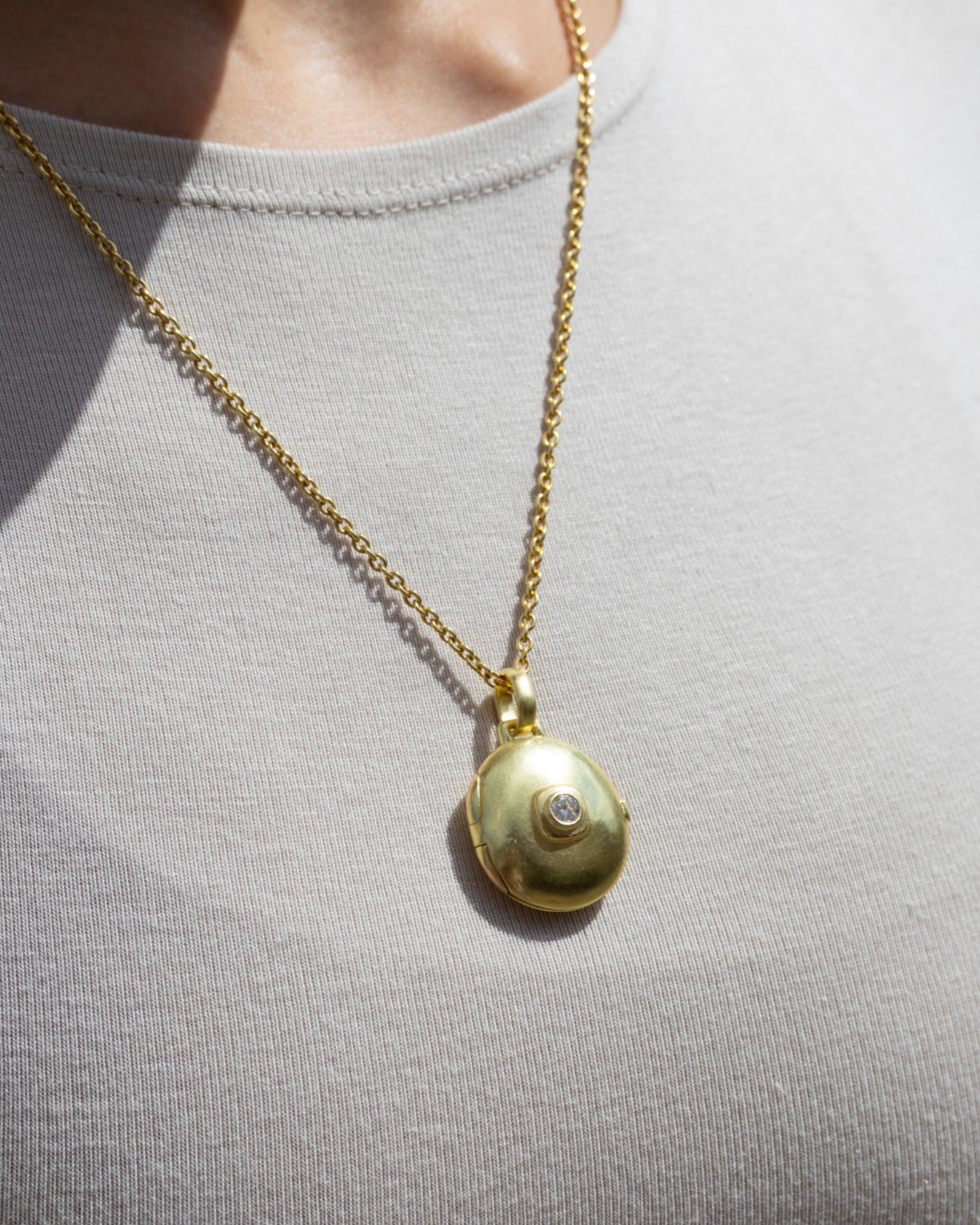 Klassisches 750 Goldmedaillon mit Brillant (0.30 ct) - Goldschmiede Krack - Trauringe & Unikatschmuck aus Deidesheim