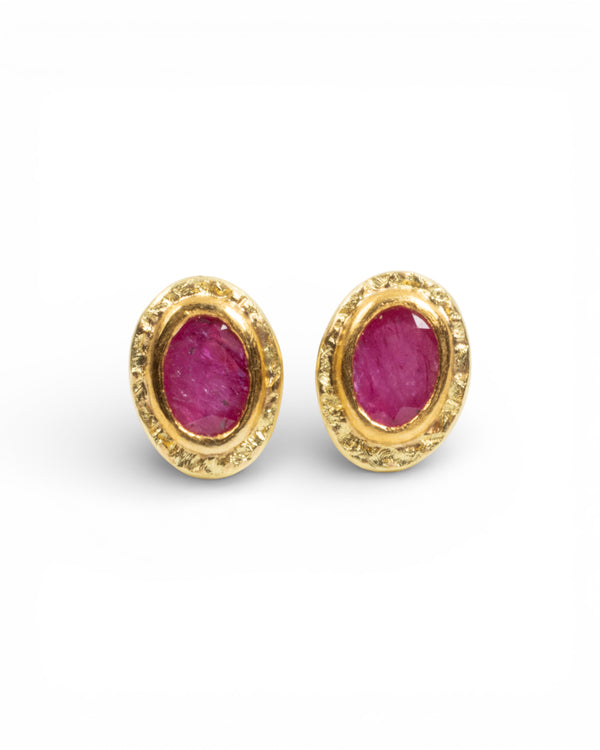 Kleine 750 Goldohrstecker "Nugget-Struktur" mit Rubin (0.86 ct) - Goldschmiede Krack - Trauringe & Unikatschmuck aus Deidesheim
