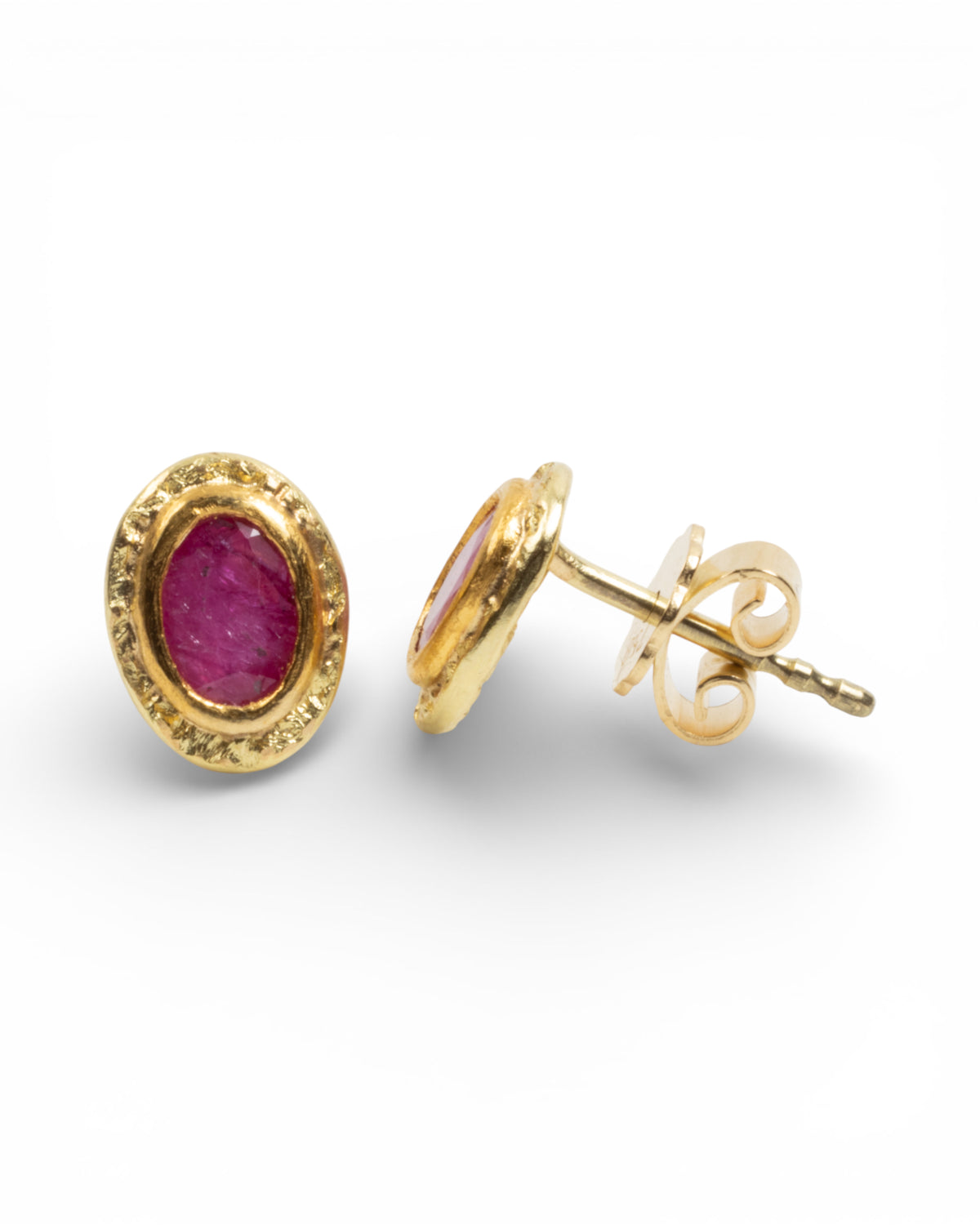 Kleine 750 Goldohrstecker "Nugget-Struktur" mit Rubin (0.86 ct) - Goldschmiede Krack - Trauringe & Unikatschmuck aus Deidesheim