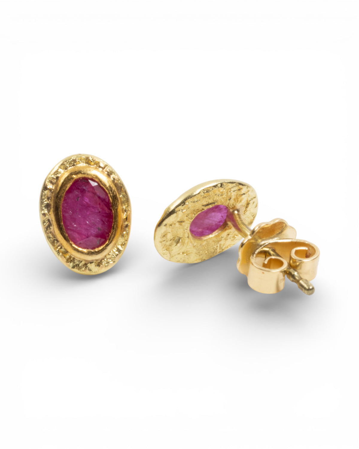 Kleine 750 Goldohrstecker "Nugget-Struktur" mit Rubin (0.86 ct) - Goldschmiede Krack - Trauringe & Unikatschmuck aus Deidesheim