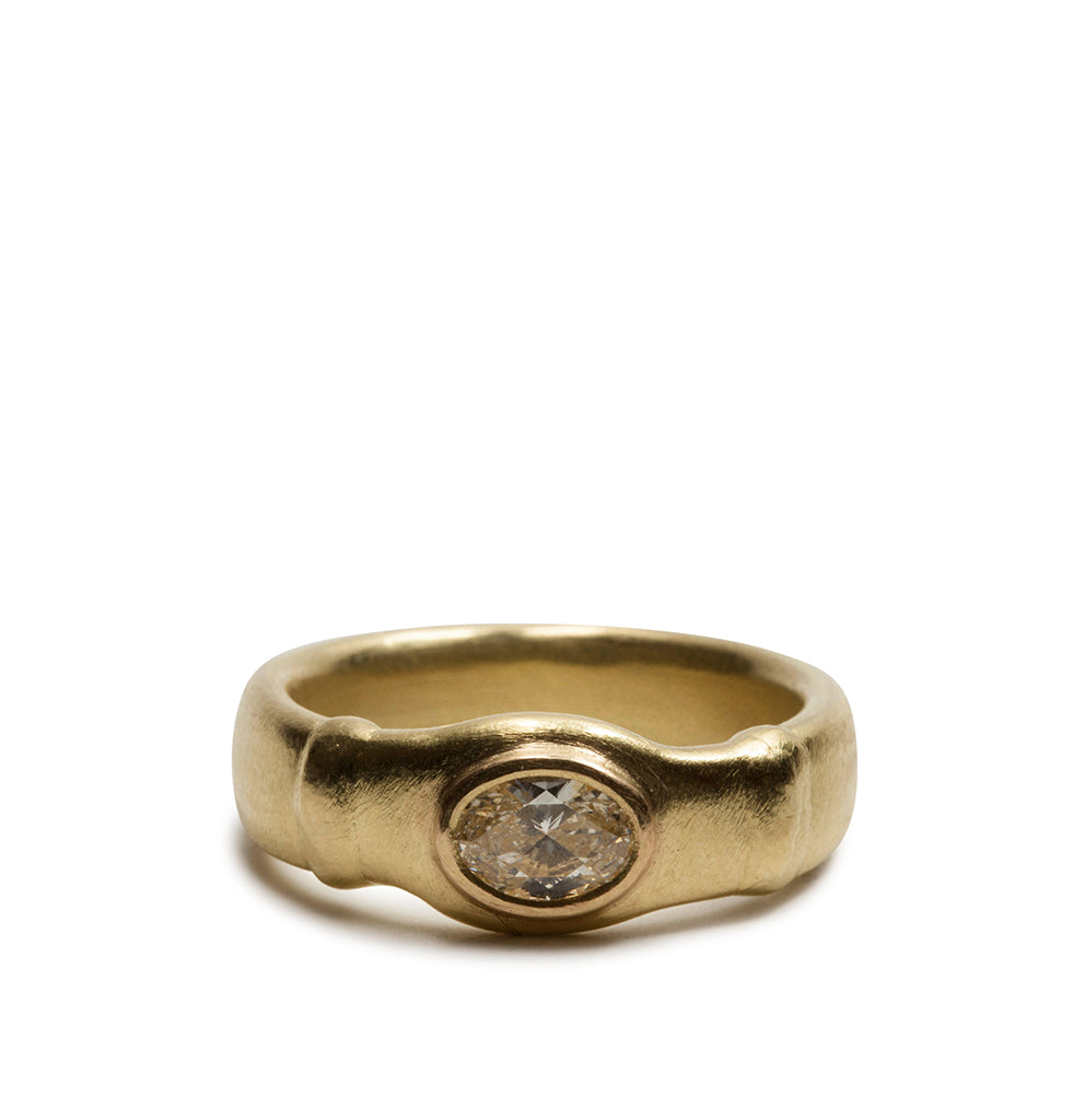 Matter 750 Goldring mit ovalem Diamant - Goldschmiede Krack - Trauringe & Unikatschmuck aus Deidesheim
