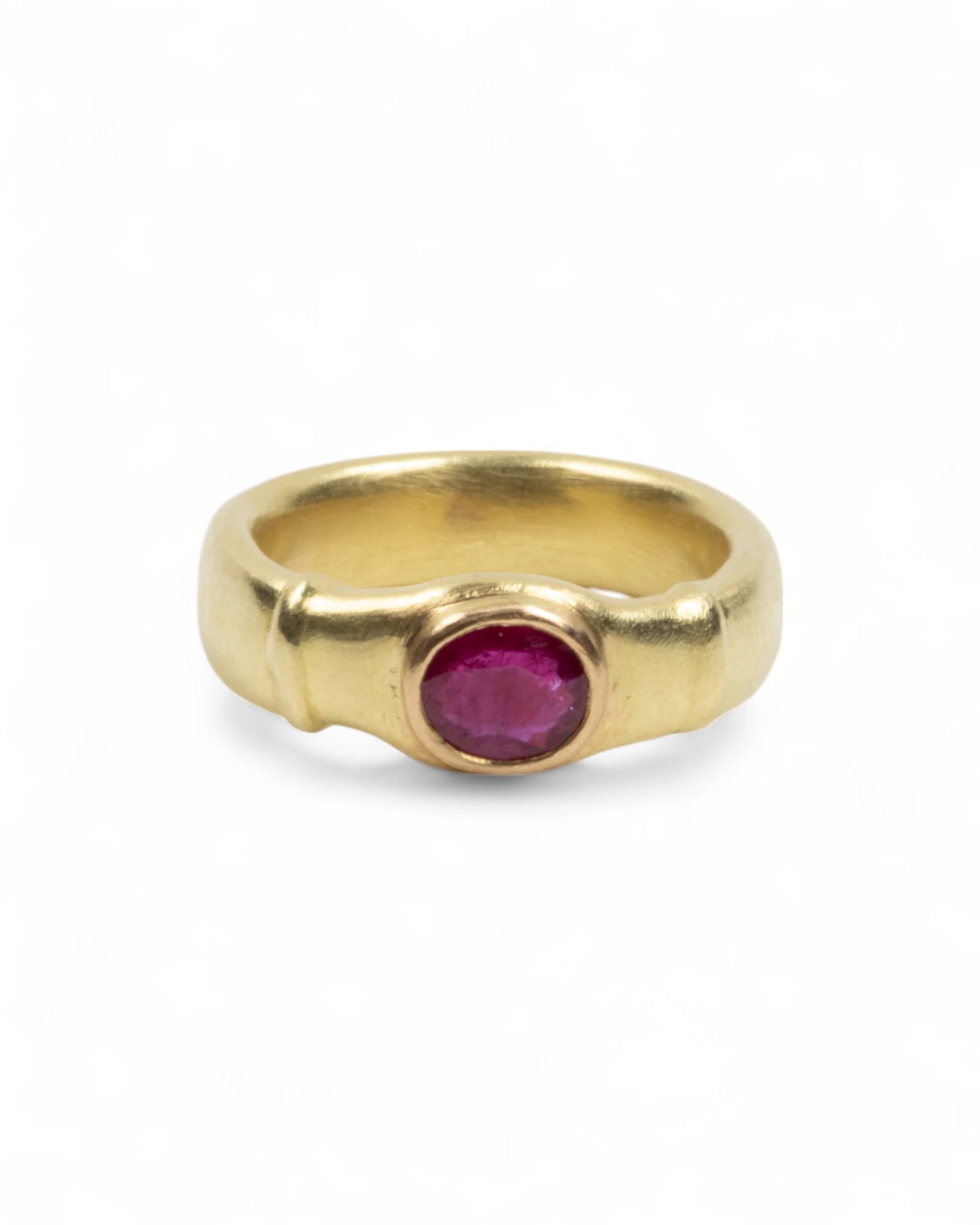 Matter 750 Goldring mit ovalem Rubin (1.08 ct)