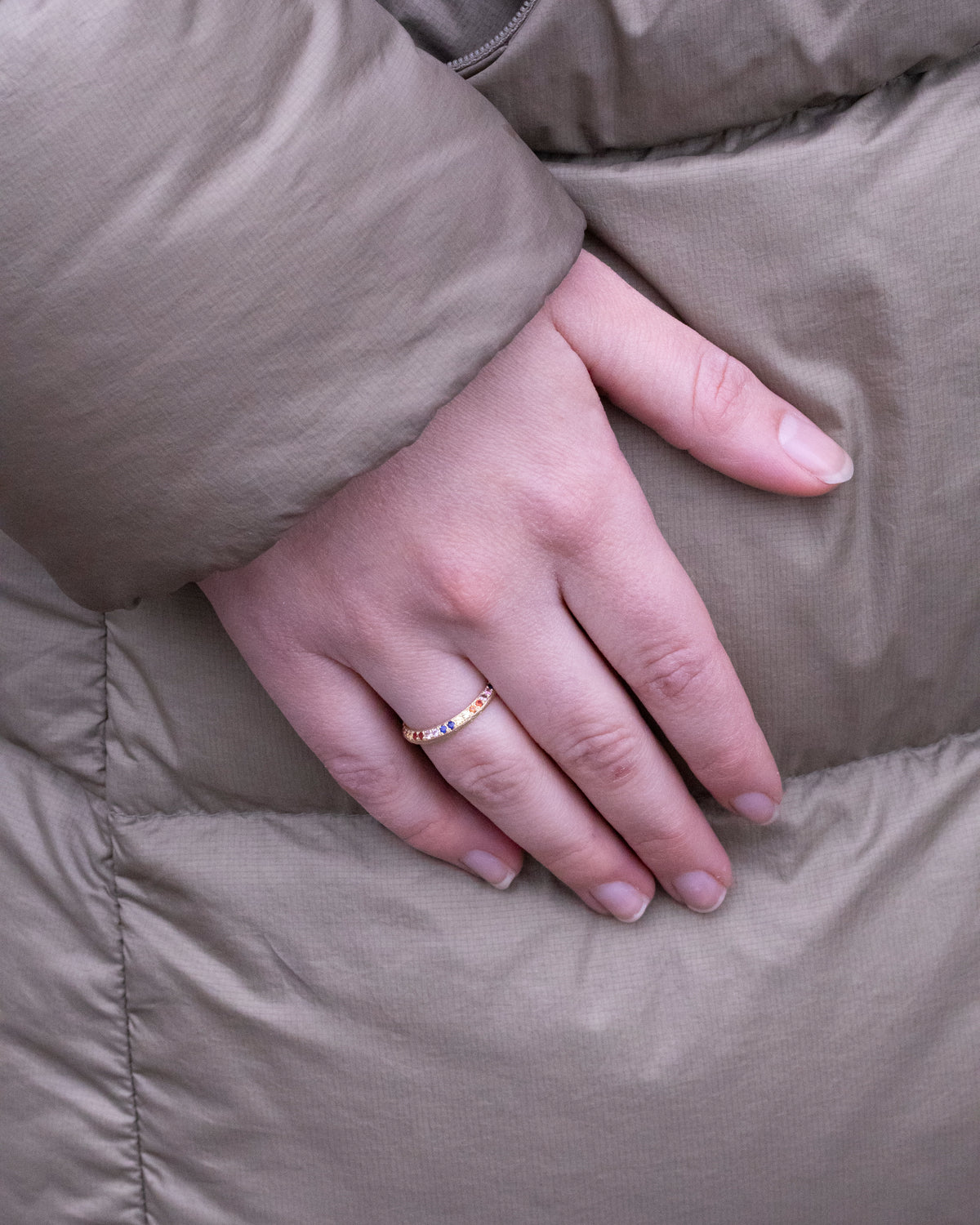 Memoire 750 Goldring mit bunten Saphiren (38 Stk.) - Goldschmiede Krack - Trauringe & Unikatschmuck aus Deidesheim