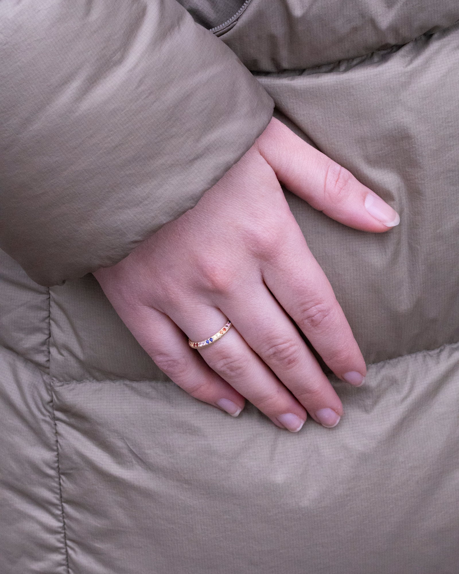 Memoire 750 Goldring mit bunten Saphiren (38 Stk.) - Goldschmiede Krack - Trauringe & Unikatschmuck aus Deidesheim