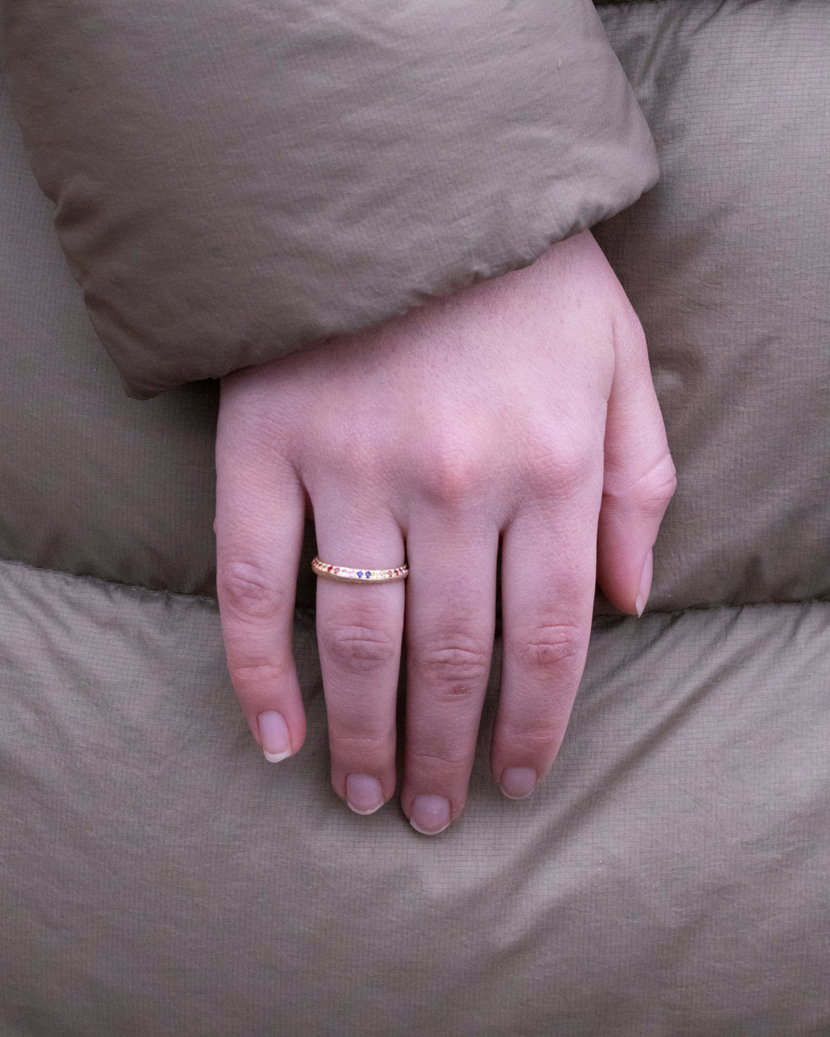 Memoire 750 Goldring mit bunten Saphiren (38 Stk.) - Goldschmiede Krack - Trauringe & Unikatschmuck aus Deidesheim