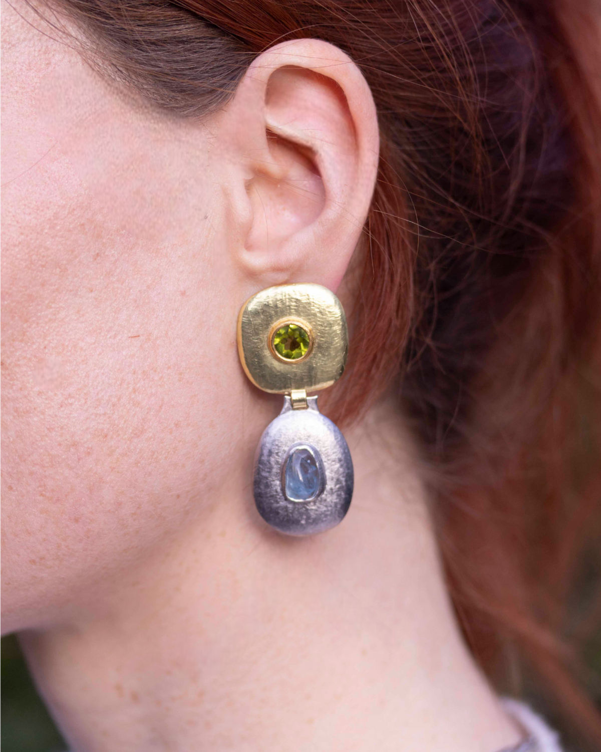 Ohrschmuck aus 750 Gold & Palladium-Weißgold mit Peridot und Aquamarin – Unikat