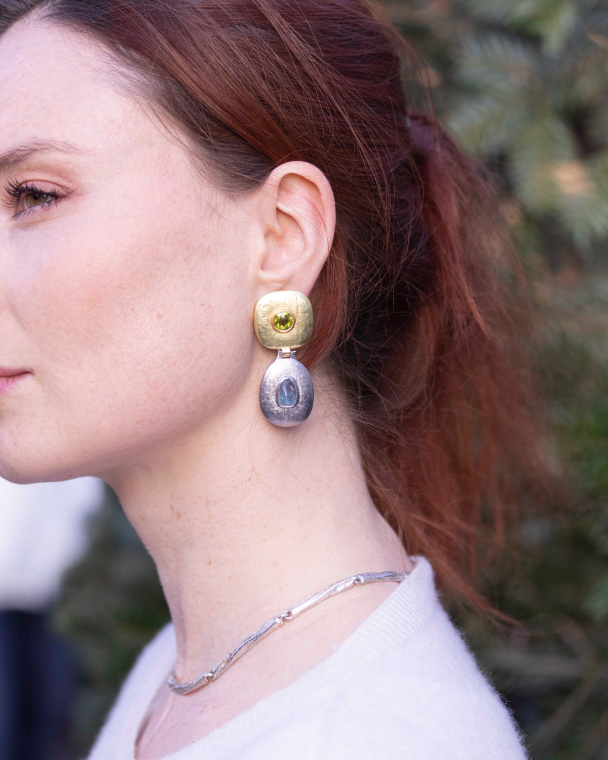 Ohrschmuck aus 750 Gold & Palladium-Weißgold mit Peridot und Aquamarin – Unikat