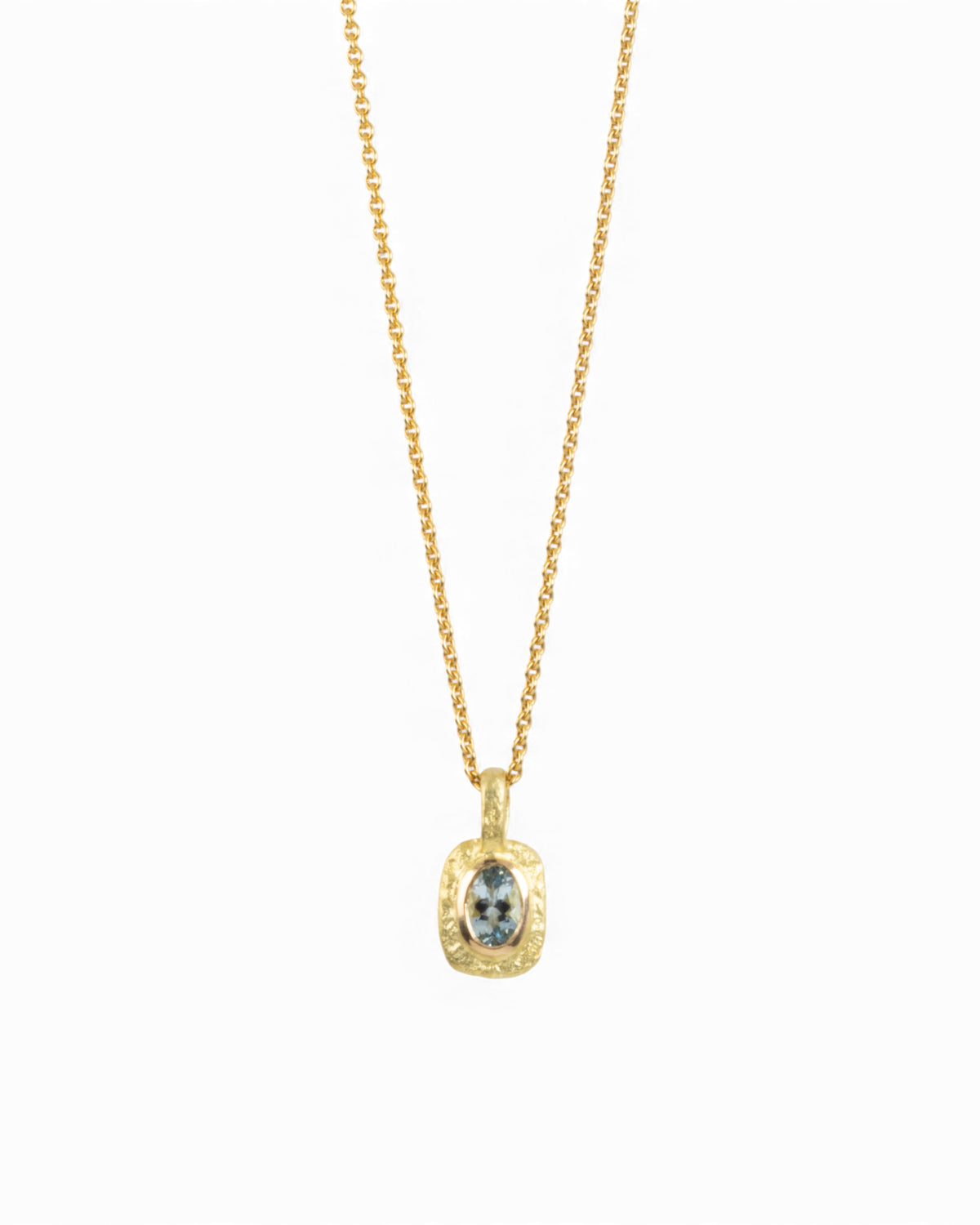 Organisch-eckiger 750 Goldanhänger mit blauem Aquamarin (0.71 ct) mit passender Goldkette