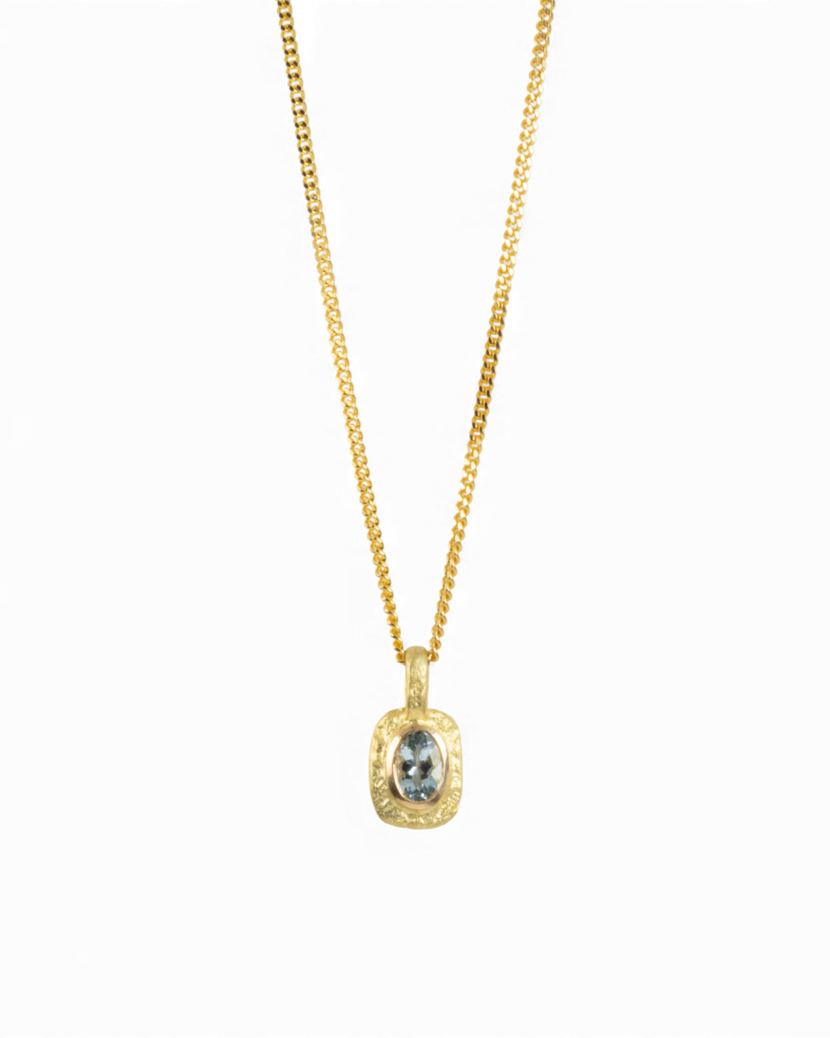 Organisch-eckiger 750 Goldanhänger mit blauem Aquamarin (0.71 ct) mit passender Goldkette - Goldschmiede Krack - Trauringe & Unikatschmuck aus Deidesheim