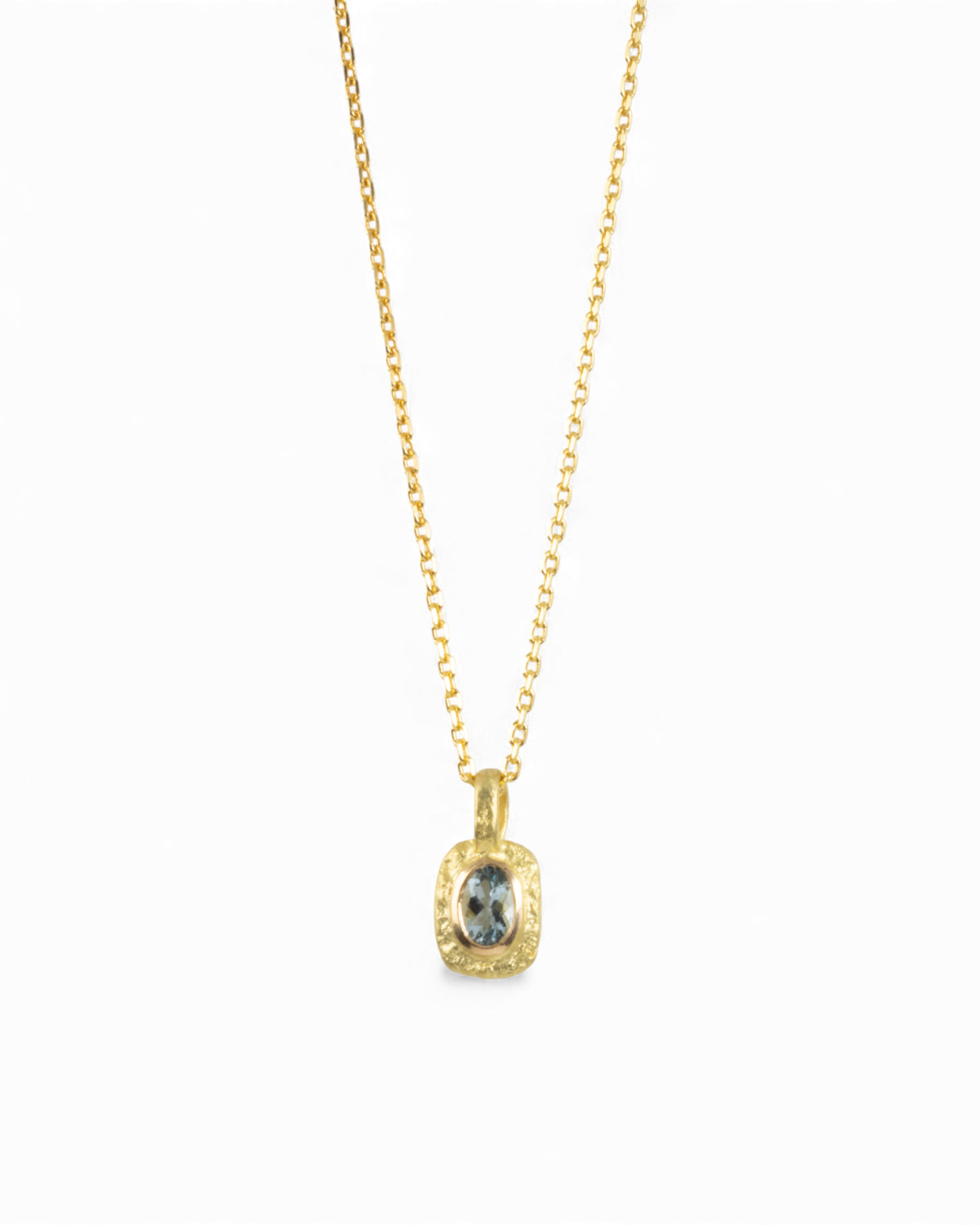 Organisch-eckiger 750 Goldanhänger mit blauem Aquamarin (0.71 ct) mit passender Goldkette - Goldschmiede Krack - Trauringe & Unikatschmuck aus Deidesheim