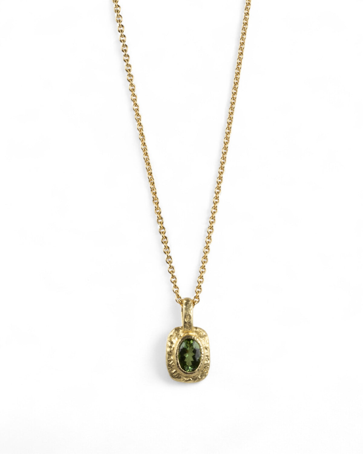 Organisch-eckiger 750 Goldanhänger mit grünem Tsavorit (0.75 ct) und 750 Goldkette - Goldschmiede Krack - Trauringe & Unikatschmuck aus Deidesheim