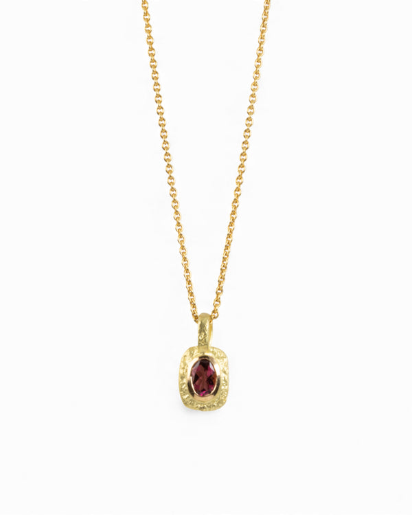Organisch-eckiger 750 Goldanhänger mit rotem Turmalin (0.69 ct) mit passender Goldkette - Goldschmiede Krack - Trauringe & Unikatschmuck aus Deidesheim
