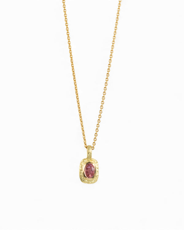 Organisch-eckiger 750 Goldanhänger mit pinkem Turmalin (0.91 ct) mit passender Goldkette - Goldschmiede Krack - Trauringe & Unikatschmuck aus Deidesheim