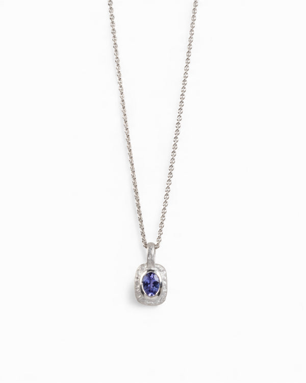 Organisch-eckiger 750 Weißgold-Anhänger mit violett-blauem Tansanit (0.83 ct) mit passender Goldkette - Goldschmiede Krack - Trauringe & Unikatschmuck aus Deidesheim