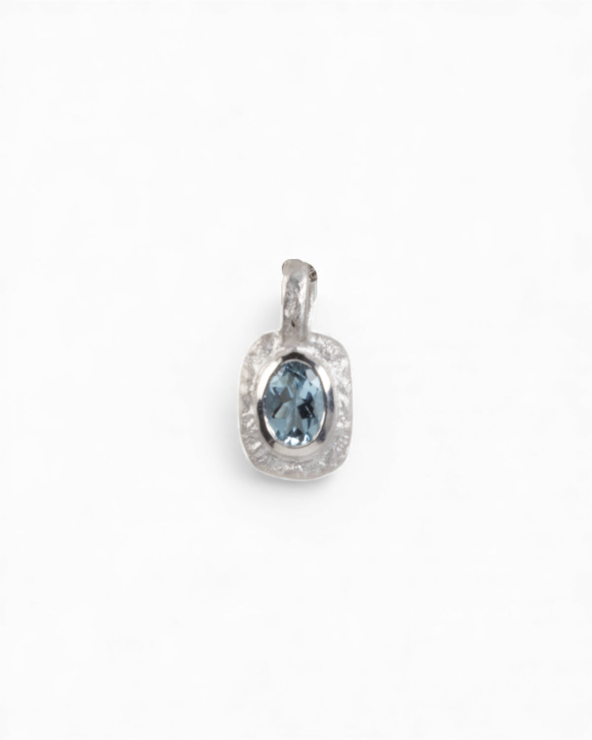 Organisch-eckiger 750 Weißgold-Anhänger mit blauem Aquamarin (0.72 ct) mit passender Goldkette - Goldschmiede Krack - Trauringe & Unikatschmuck aus Deidesheim