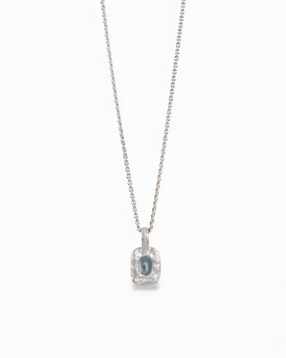 Organisch-eckiger 750 Weißgold-Anhänger mit blauem Aquamarin (0.72 ct) mit passender Goldkette - Goldschmiede Krack - Trauringe & Unikatschmuck aus Deidesheim
