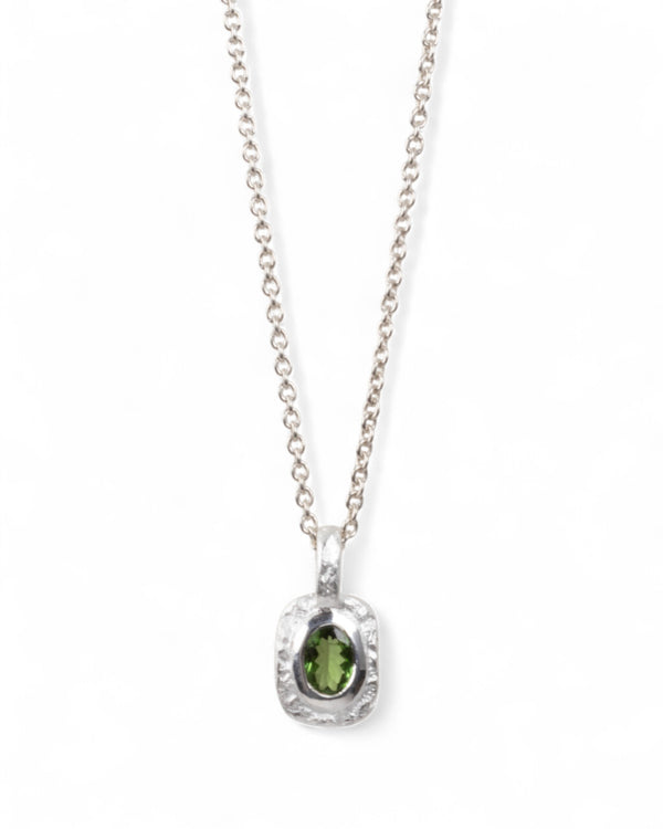 Organisch-eckiger Silberanhänger mit grünem Tsavorit (0.60 ct) und 925 Silberkette - Goldschmiede Krack - Trauringe & Unikatschmuck aus Deidesheim